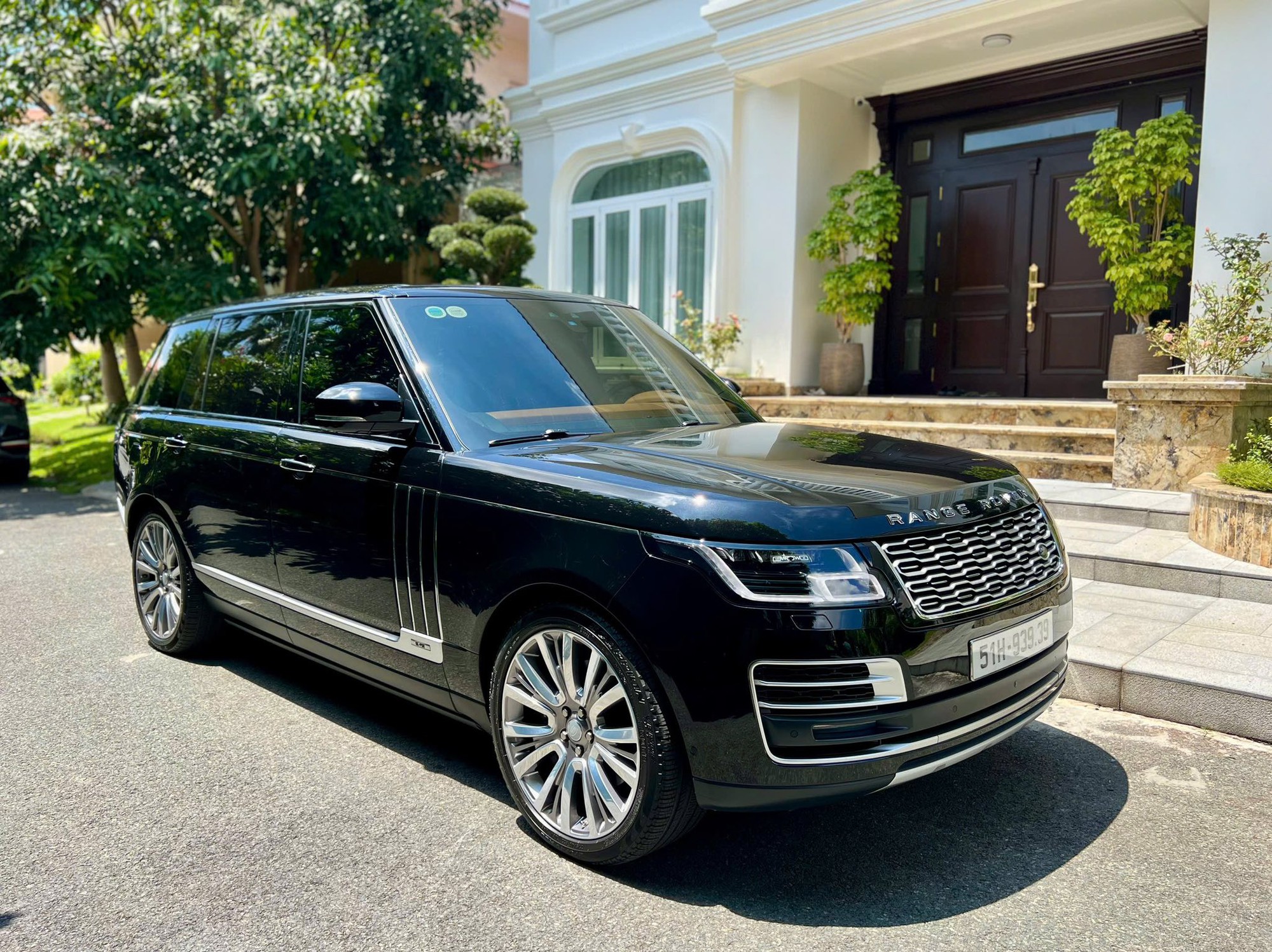 Minh Nhựa chia tay Range Rover SVAutobiography sau 3 năm gắn bó, giá rao 8 tỷ tiệm cận Mercedes-Maybach S-Class- Ảnh 2. Minh Nhựa chia tay Range Rover SVAutobiography sau 3 năm gắn bó, giá rao 8 tỷ tiệm cận Mercedes-Maybach S-Class- Ảnh 2.