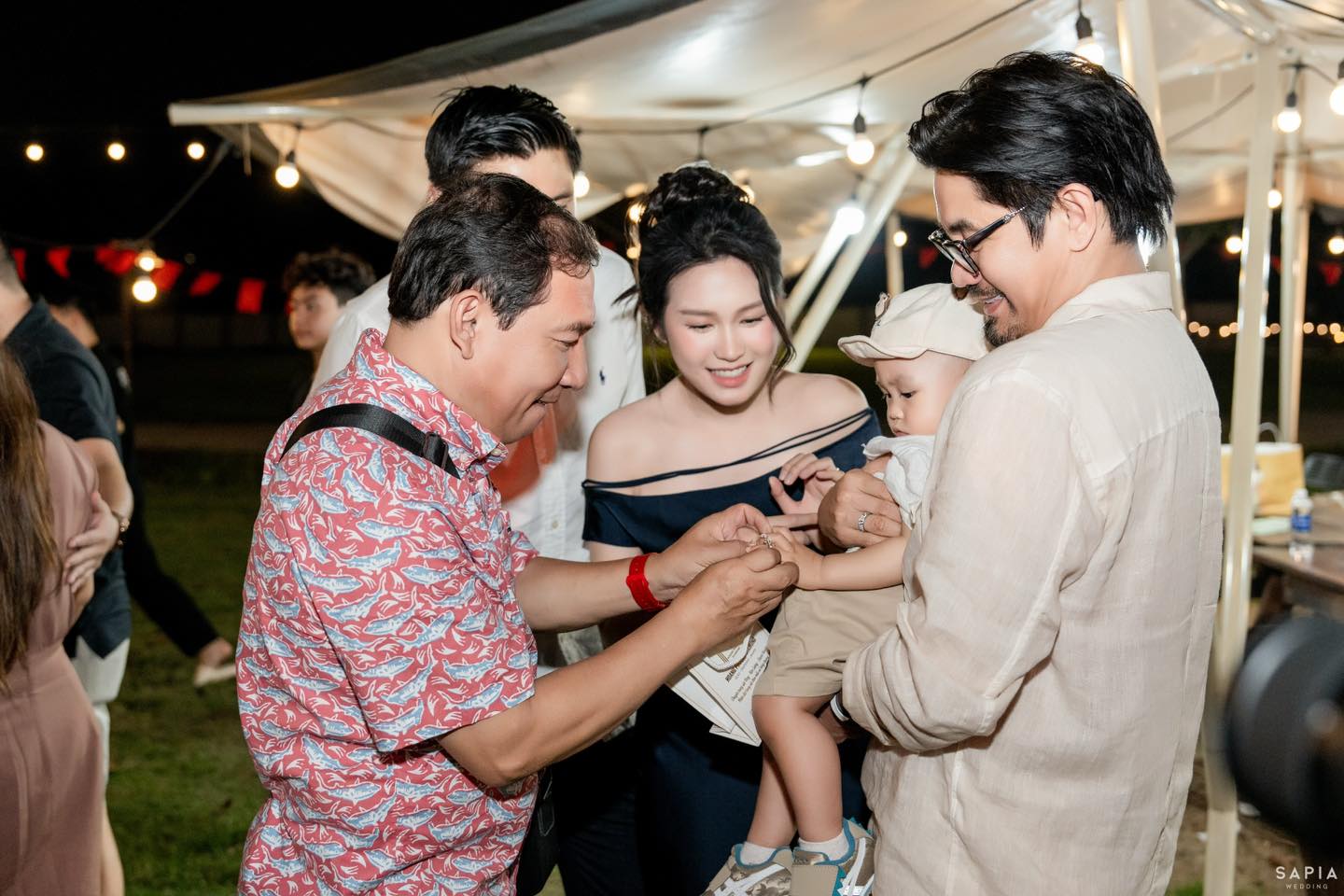 Bố vợ Đoàn Văn Hậu hiếm hoi lộ diện bên con rể, phong độ gây sốt, Bố vợ Đoàn Văn Hậu hiếm hoi lộ diện bên con rể, phong độ gây sốt,