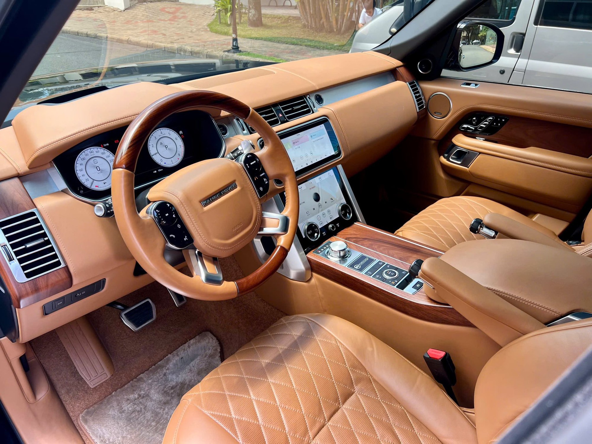 Minh Nhựa chia tay Range Rover SVAutobiography sau 3 năm gắn bó, giá rao 8 tỷ tiệm cận Mercedes-Maybach S-Class- Ảnh 4. Minh Nhựa chia tay Range Rover SVAutobiography sau 3 năm gắn bó, giá rao 8 tỷ tiệm cận Mercedes-Maybach S-Class- Ảnh 4.