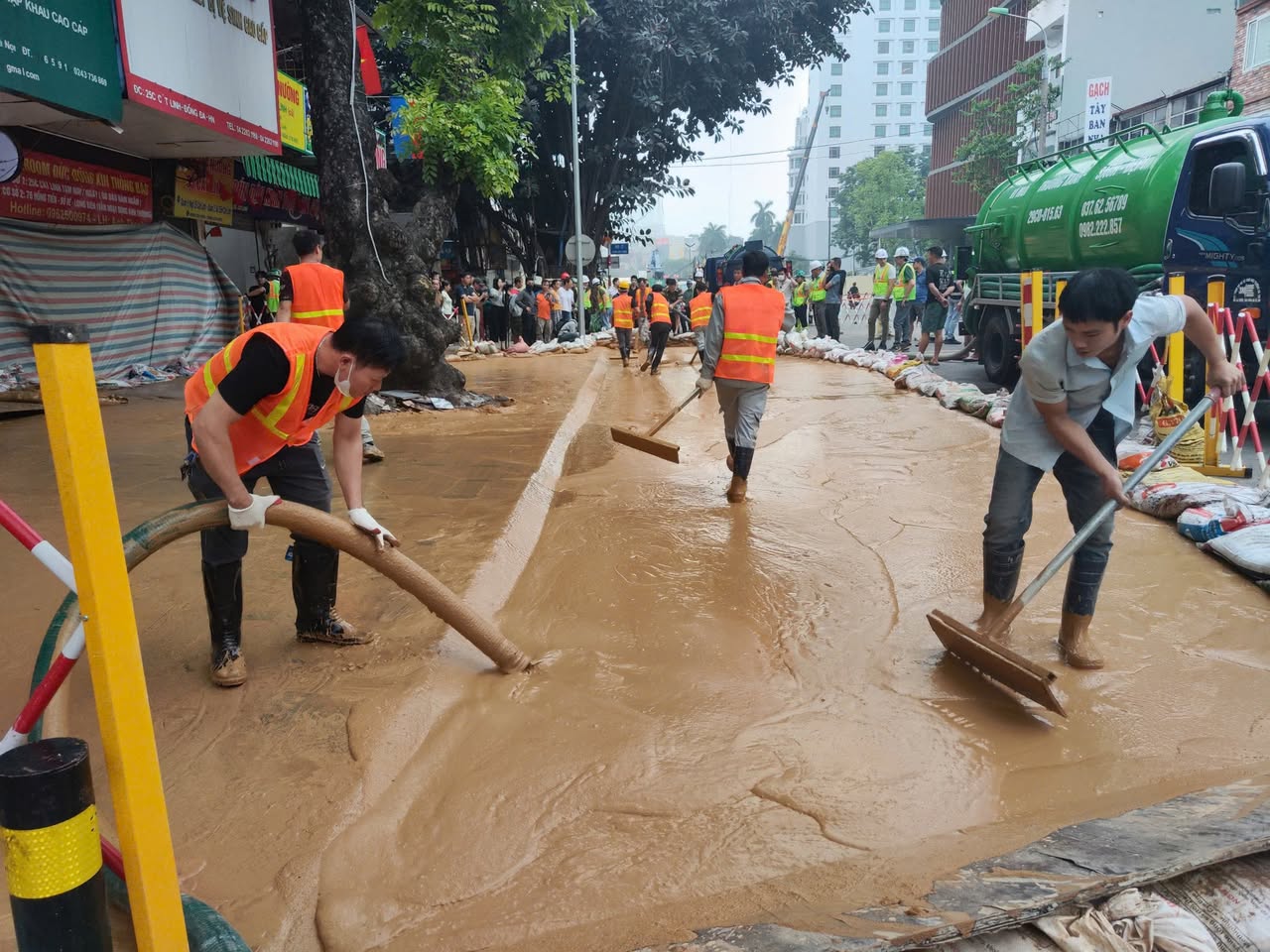 Ban Quản lý Đường sắt đô thị Hà Nội nói gì về hiện tượng bùn đất phun trào trên phố Cát Linh?- Ảnh 2. Ban Quản lý Đường sắt đô thị Hà Nội nói gì về hiện tượng bùn đất phun trào trên phố Cát Linh?- Ảnh 2.