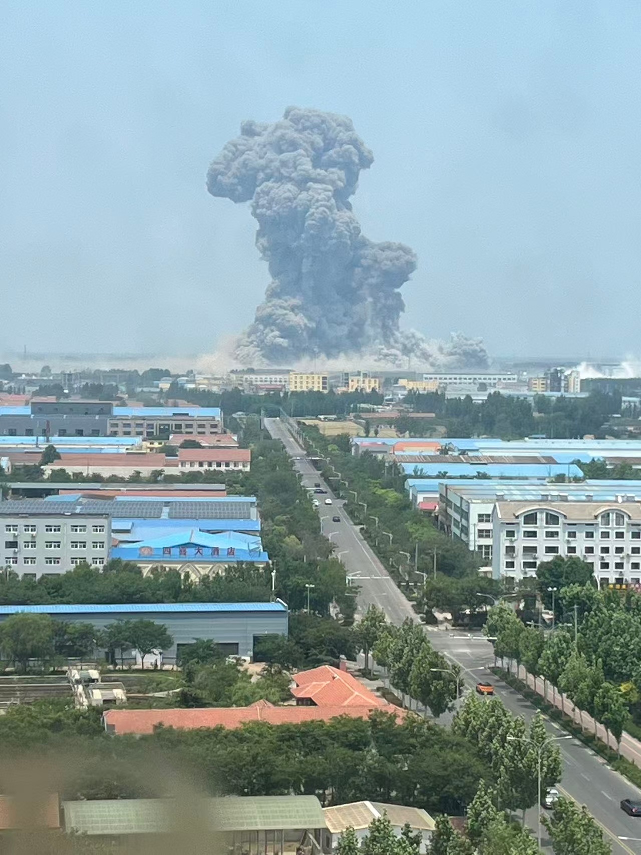 Cận cảnh vụ nổ "xé toang" nhà máy hoá chất tại Trung Quốc: Nhà dân tan hoang, nghi khí lạ rò rỉ, nhiều người lập tức sơ tán- Ảnh 1. Cận cảnh vụ nổ "xé toang" nhà máy hoá chất tại Trung Quốc: Nhà dân tan hoang, nghi khí lạ rò rỉ, nhiều người lập tức sơ tán- Ảnh 1.