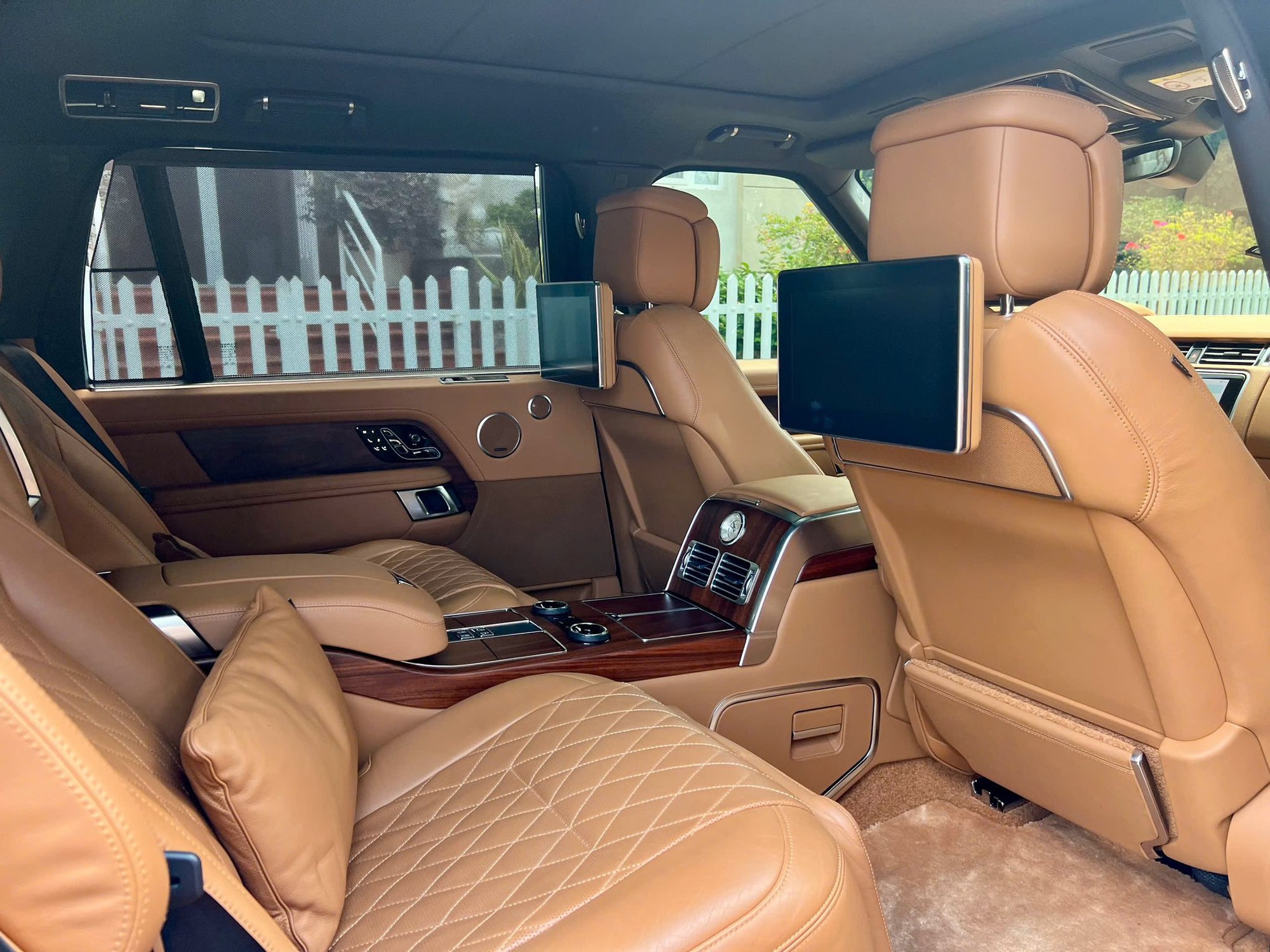 Minh Nhựa chia tay Range Rover SVAutobiography sau 3 năm gắn bó, giá rao 8 tỷ tiệm cận Mercedes-Maybach S-Class- Ảnh 5. Minh Nhựa chia tay Range Rover SVAutobiography sau 3 năm gắn bó, giá rao 8 tỷ tiệm cận Mercedes-Maybach S-Class- Ảnh 5.