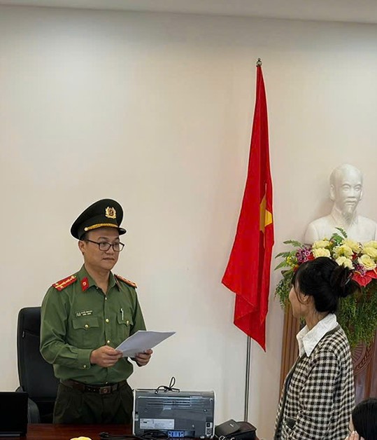 Khởi tố 3 cô gái vận chuyển tiền trái phép qua biên giới- Ảnh 1.