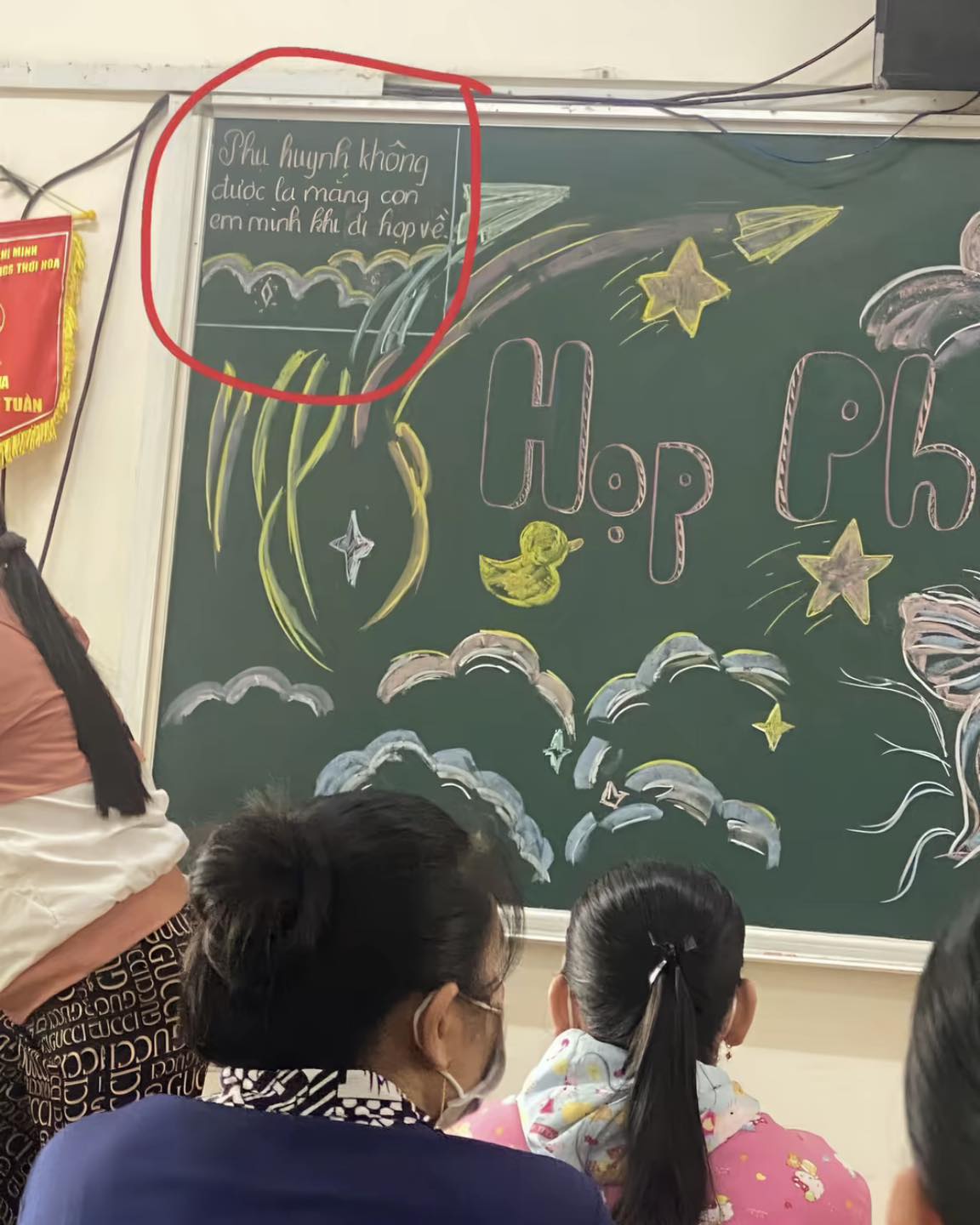 Dòng chữ nhỏ ở góc bảng ngày họp phụ huynh khiến hàng triệu học sinh cả nước ước ao: "Giá mà..."- Ảnh 1.