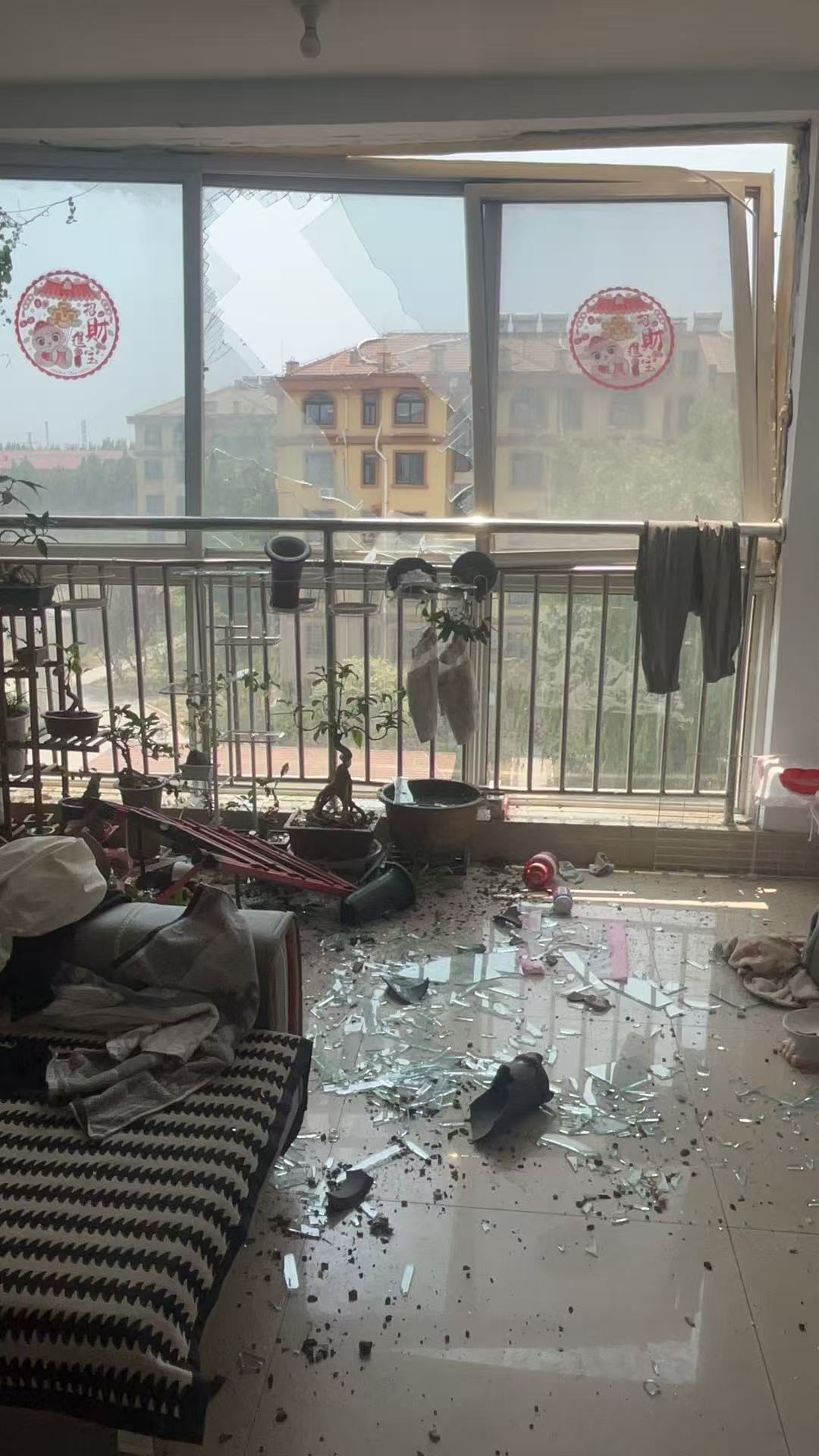 Cận cảnh vụ nổ "xé toang" nhà máy hoá chất tại Trung Quốc: Nhà dân tan hoang, nghi khí lạ rò rỉ, nhiều người lập tức sơ tán- Ảnh 4. Cận cảnh vụ nổ "xé toang" nhà máy hoá chất tại Trung Quốc: Nhà dân tan hoang, nghi khí lạ rò rỉ, nhiều người lập tức sơ tán- Ảnh 4.