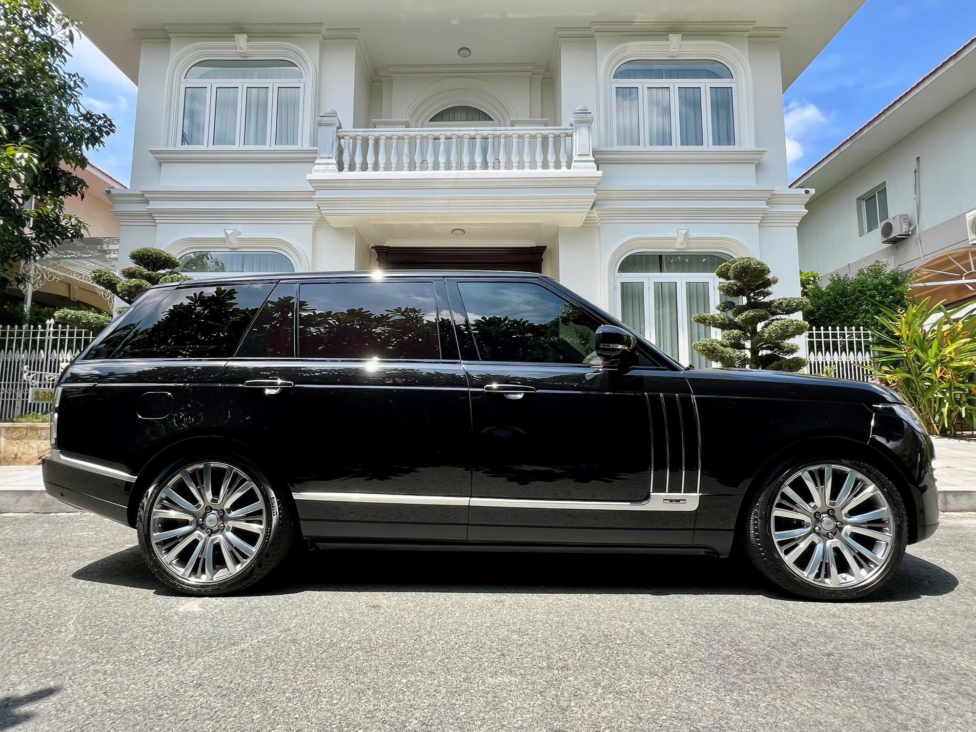 Minh Nhựa chia tay Range Rover SVAutobiography sau 3 năm gắn bó, giá rao 8 tỷ tiệm cận Mercedes-Maybach S-Class- Ảnh 3. Minh Nhựa chia tay Range Rover SVAutobiography sau 3 năm gắn bó, giá rao 8 tỷ tiệm cận Mercedes-Maybach S-Class- Ảnh 3.