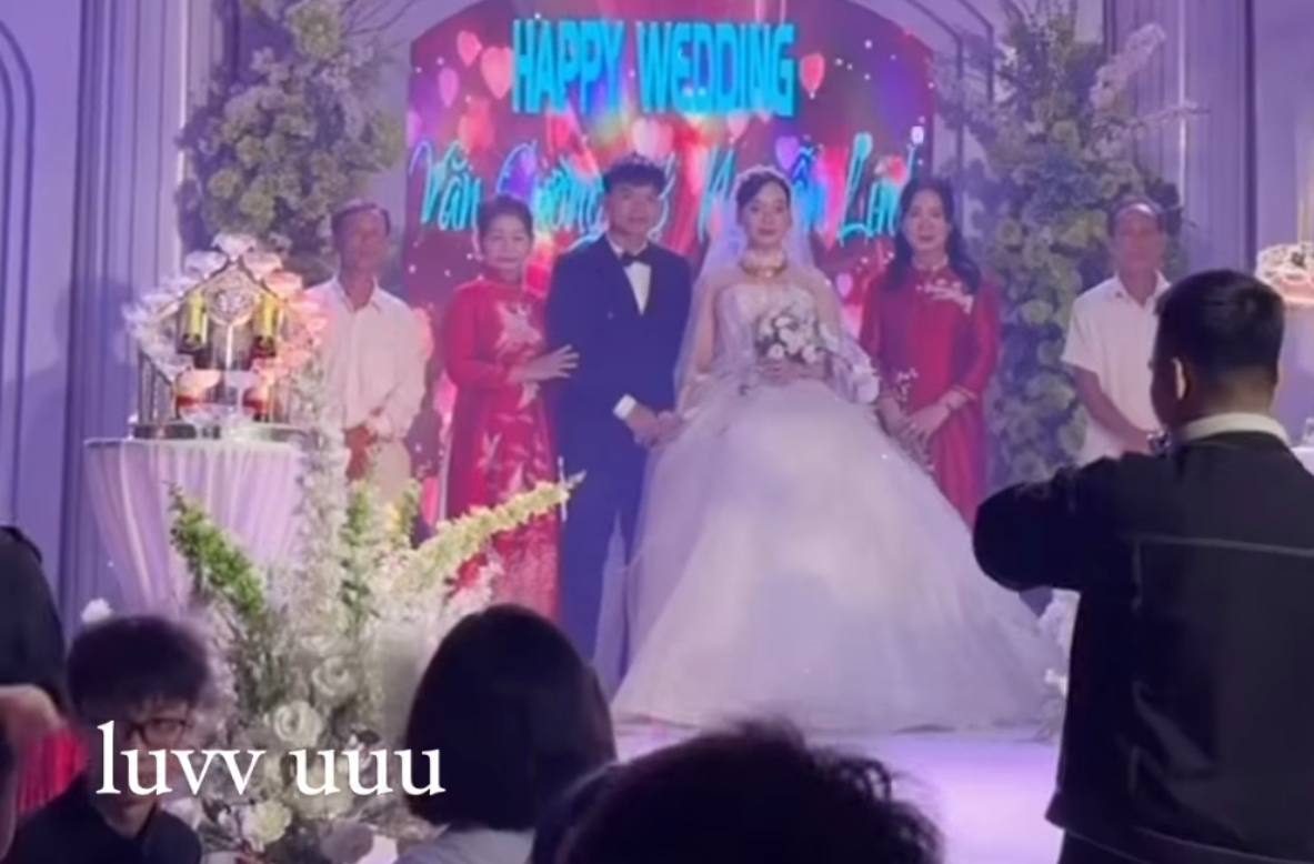 Ảnh hiếm vợ Hồ Văn Cường vàng đeo trĩu cổ lộ diện trong đám cưới ở quê, nhan sắc qua cam thường gây chú ý- Ảnh 1. Ảnh hiếm vợ Hồ Văn Cường vàng đeo trĩu cổ lộ diện trong đám cưới ở quê, nhan sắc qua cam thường gây chú ý- Ảnh 1.