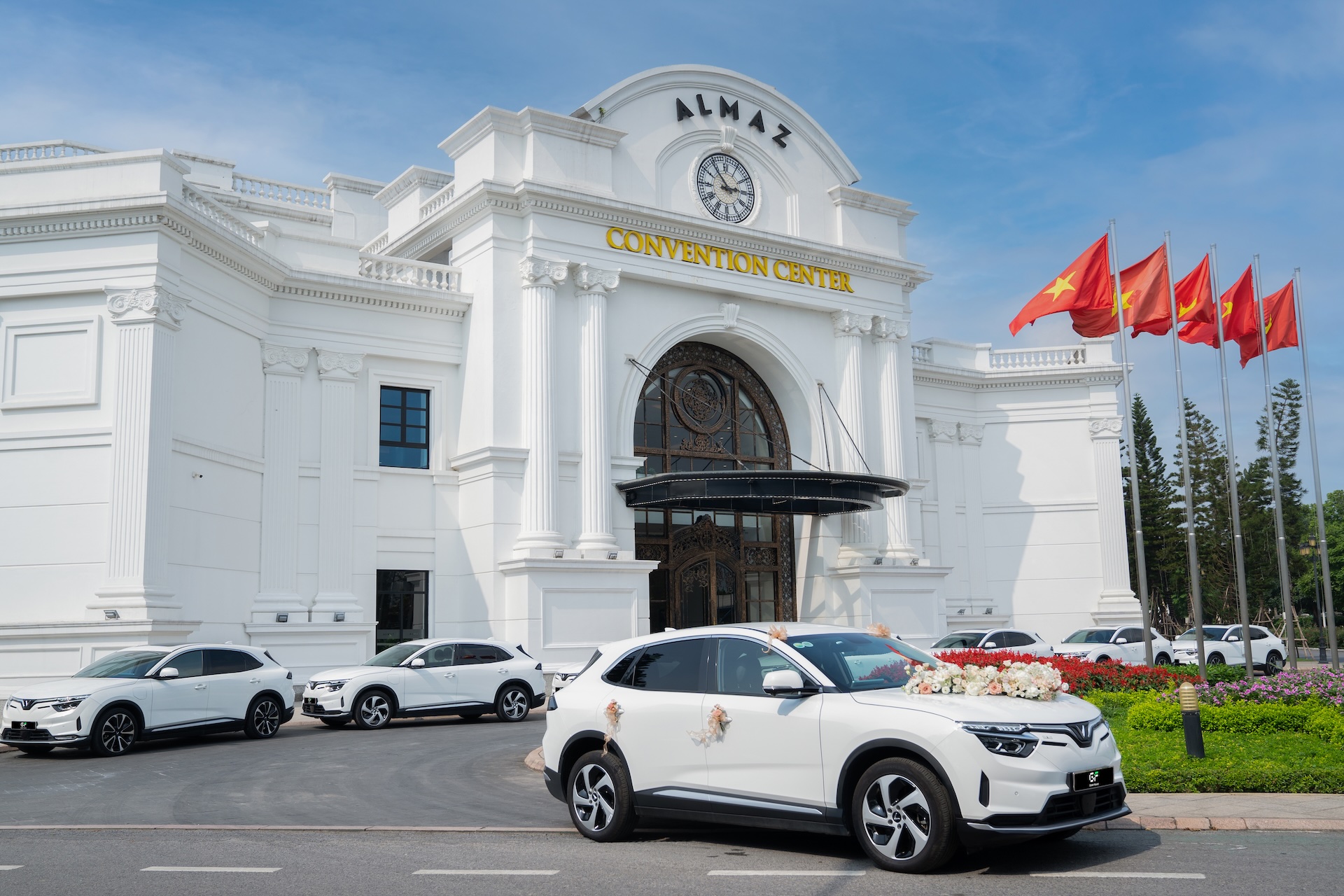Công ty của tỷ phú Phạm Nhật Vượng mở dịch vụ cho thuê xe đón dâu, giá rẻ nhất từ 1,2 triệu- Ảnh 1.