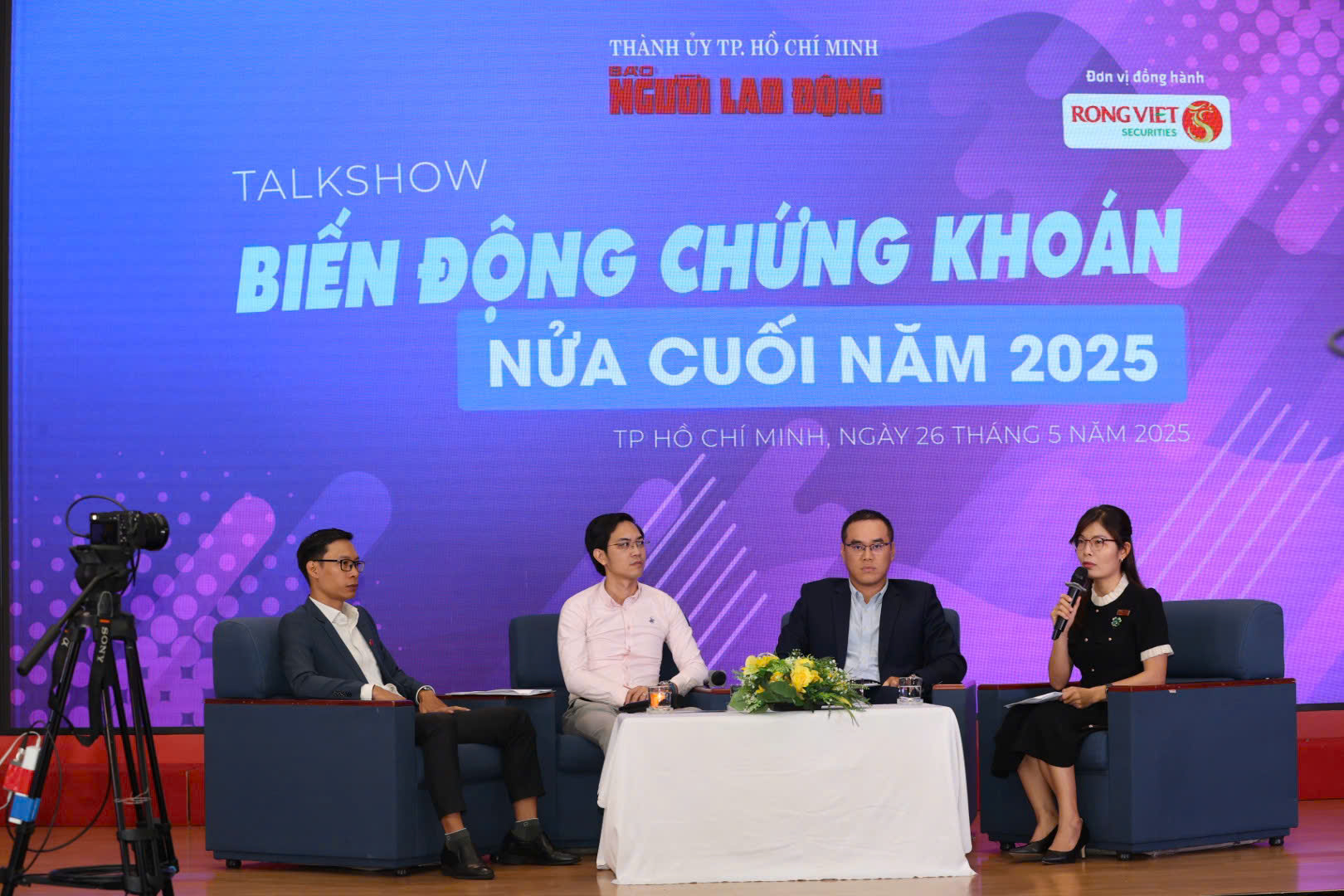 Chứng khoán đón làn gió mới- Ảnh 1. Chứng khoán đón làn gió mới- Ảnh 1.