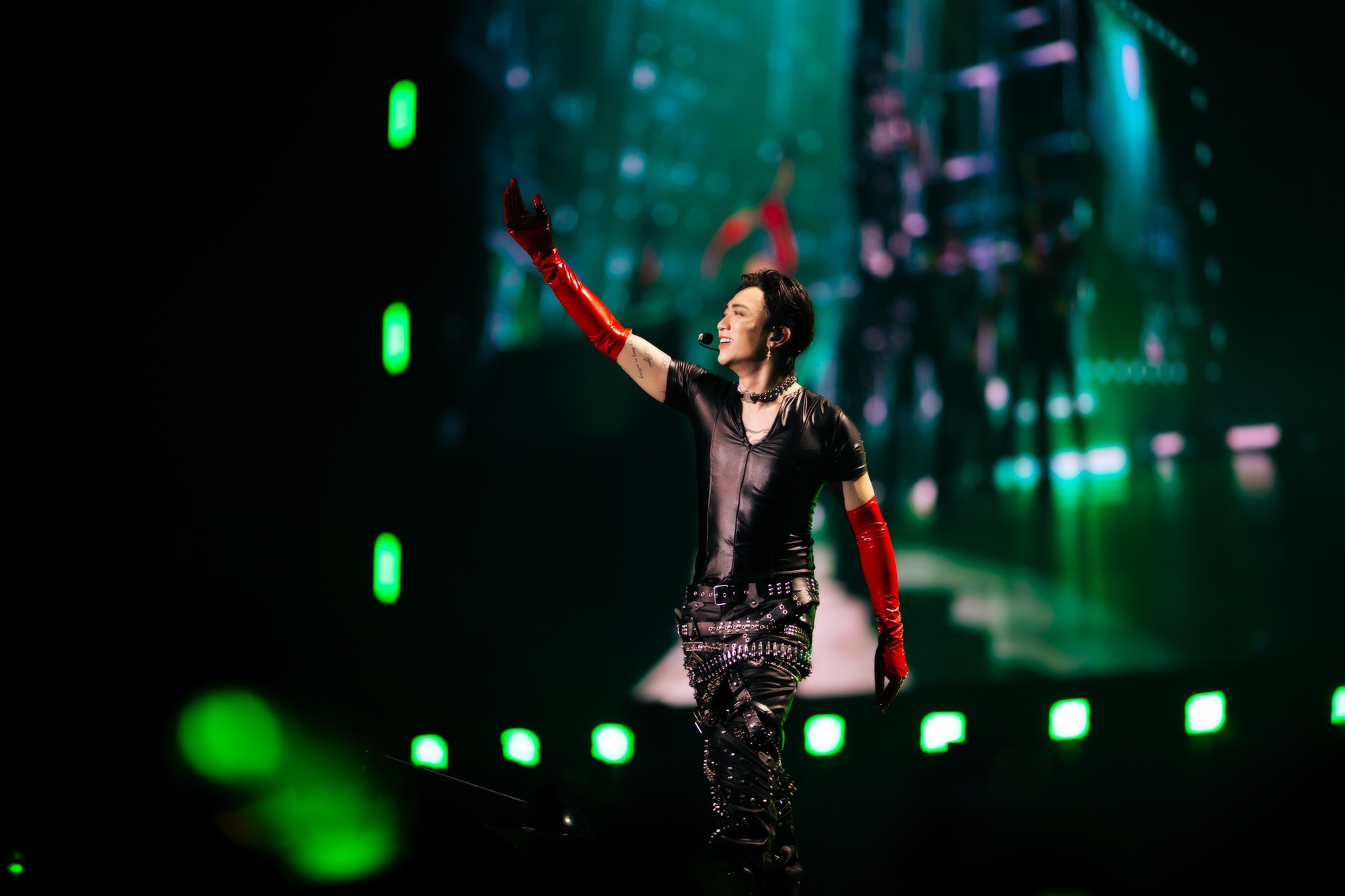 SOOBIN cho biết thế nào là toàn năng: Chơi nhạc cụ, đu dây, nhảy vinahouse đều "bung xoã" trong concert đầu tiên của sự nghiệp!- Ảnh 5. SOOBIN cho biết thế nào là toàn năng: Chơi nhạc cụ, đu dây, nhảy vinahouse đều "bung xoã" trong concert đầu tiên của sự nghiệp!- Ảnh 5.