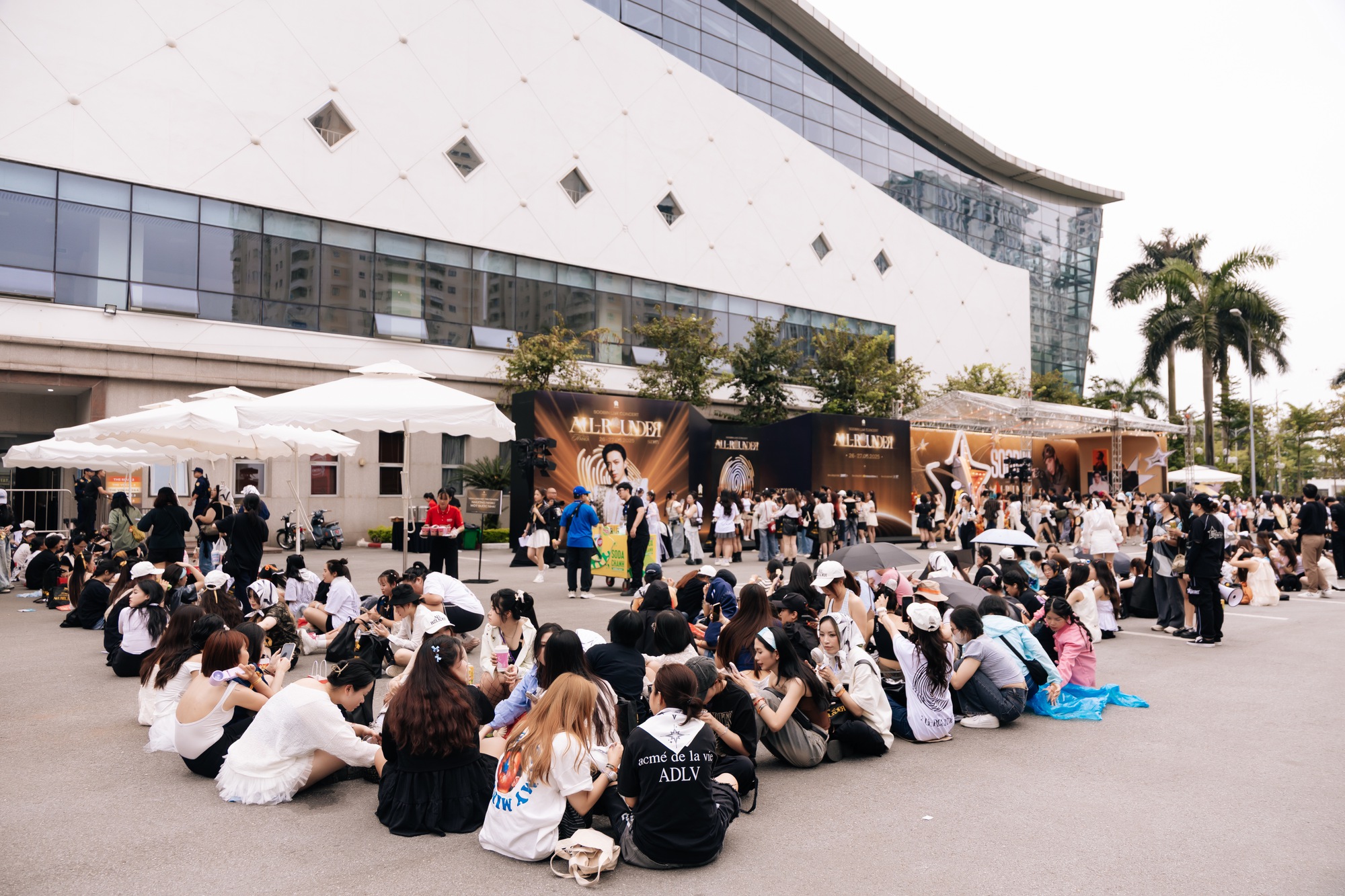 SOOBIN cho biết thế nào là toàn năng: Chơi nhạc cụ, đu dây, nhảy vinahouse đều "bung xoã" trong concert đầu tiên của sự nghiệp!- Ảnh 9. SOOBIN cho biết thế nào là toàn năng: Chơi nhạc cụ, đu dây, nhảy vinahouse đều "bung xoã" trong concert đầu tiên của sự nghiệp!- Ảnh 9.