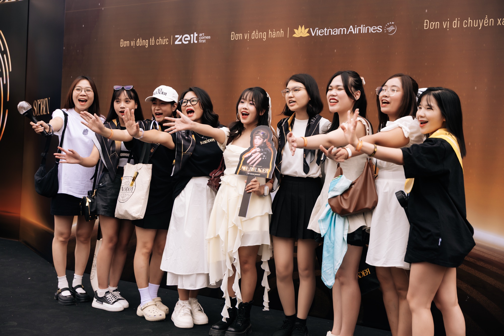 SOOBIN cho biết thế nào là toàn năng: Chơi nhạc cụ, đu dây, nhảy vinahouse đều "bung xoã" trong concert đầu tiên của sự nghiệp!- Ảnh 20. SOOBIN cho biết thế nào là toàn năng: Chơi nhạc cụ, đu dây, nhảy vinahouse đều "bung xoã" trong concert đầu tiên của sự nghiệp!- Ảnh 20.