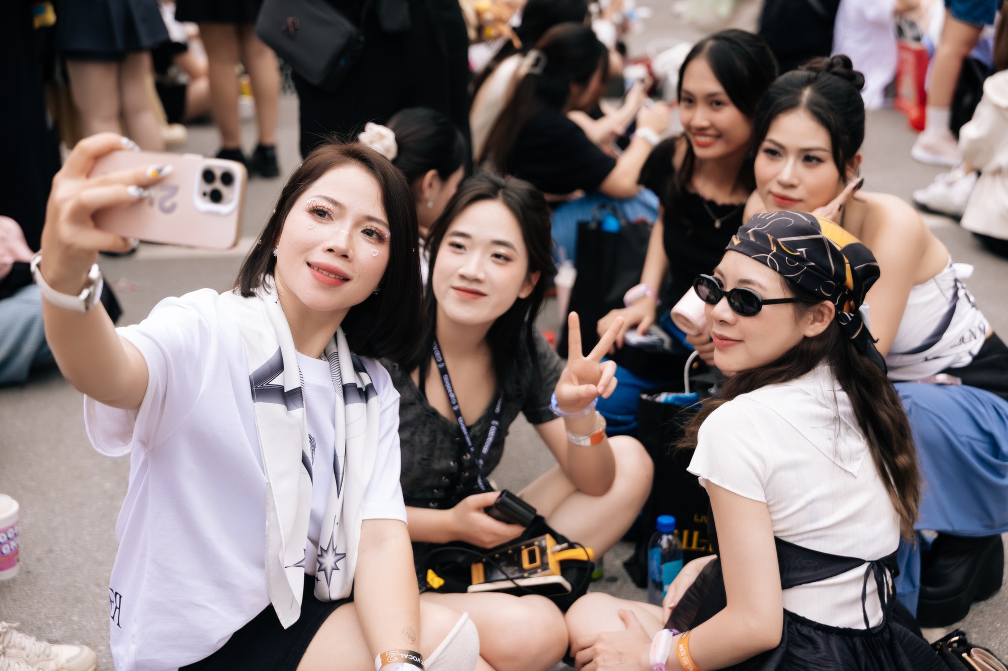 SOOBIN cho biết thế nào là toàn năng: Chơi nhạc cụ, đu dây, nhảy vinahouse đều "bung xoã" trong concert đầu tiên của sự nghiệp!- Ảnh 10. SOOBIN cho biết thế nào là toàn năng: Chơi nhạc cụ, đu dây, nhảy vinahouse đều "bung xoã" trong concert đầu tiên của sự nghiệp!- Ảnh 10.