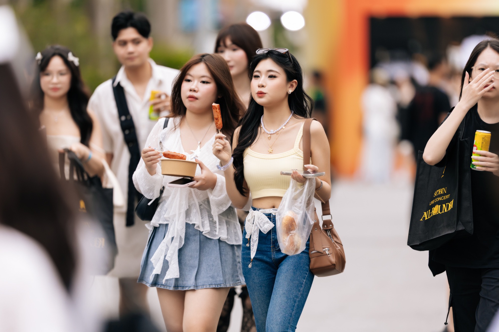 SOOBIN cho biết thế nào là toàn năng: Chơi nhạc cụ, đu dây, nhảy vinahouse đều "bung xoã" trong concert đầu tiên của sự nghiệp!- Ảnh 16. SOOBIN cho biết thế nào là toàn năng: Chơi nhạc cụ, đu dây, nhảy vinahouse đều "bung xoã" trong concert đầu tiên của sự nghiệp!- Ảnh 16.