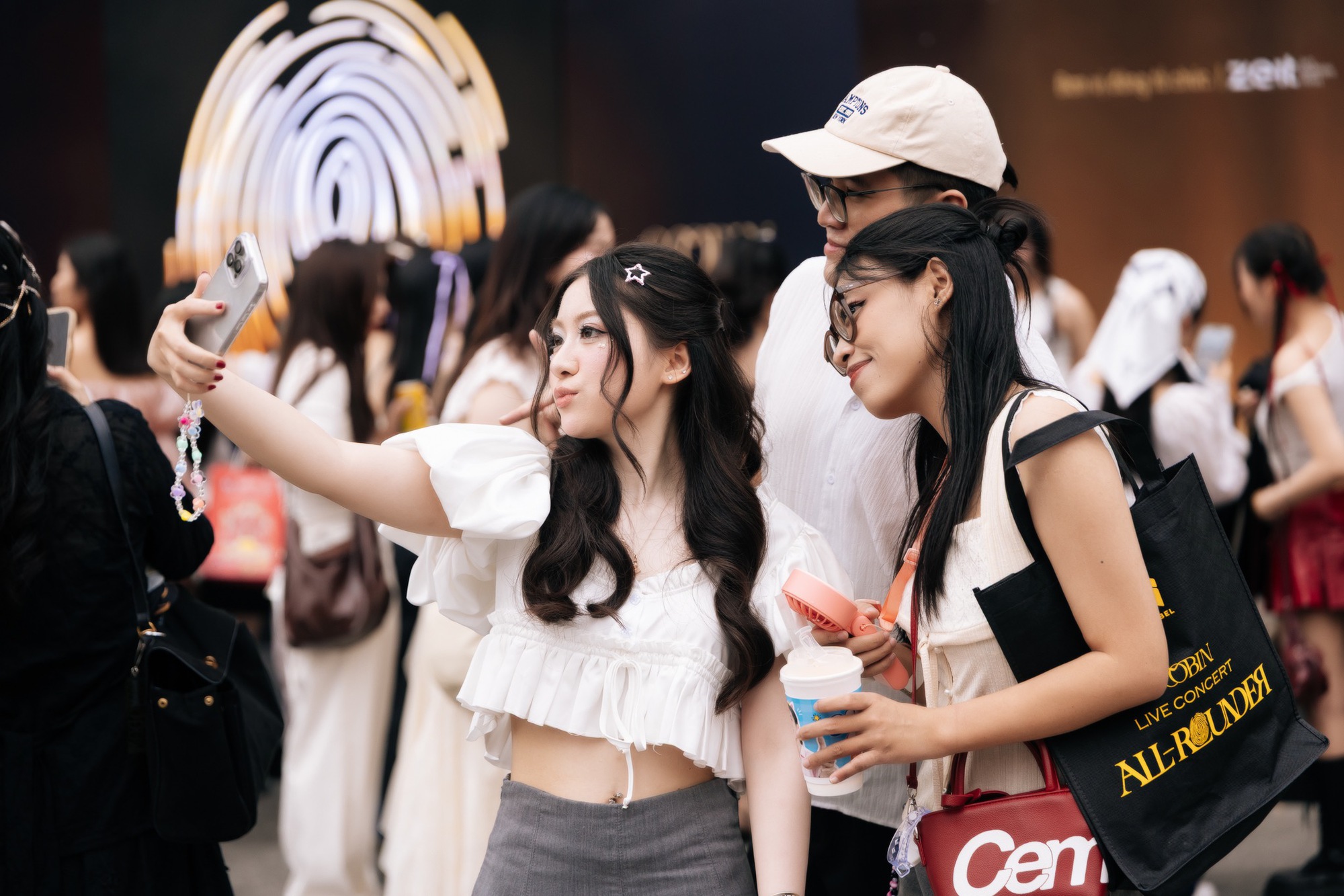 SOOBIN cho biết thế nào là toàn năng: Chơi nhạc cụ, đu dây, nhảy vinahouse đều "bung xoã" trong concert đầu tiên của sự nghiệp!- Ảnh 19. SOOBIN cho biết thế nào là toàn năng: Chơi nhạc cụ, đu dây, nhảy vinahouse đều "bung xoã" trong concert đầu tiên của sự nghiệp!- Ảnh 19.