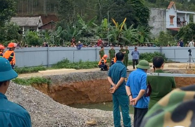 Cận cảnh "hố tử thần" sâu không đáy "nuốt chửng" người và xe tại Bắc Kạn: Chưa thể xác định danh tính cùng số lượng nạn nhân- Ảnh 4. Cận cảnh "hố tử thần" sâu không đáy "nuốt chửng" người và xe tại Bắc Kạn: Chưa thể xác định danh tính cùng số lượng nạn nhân- Ảnh 4.