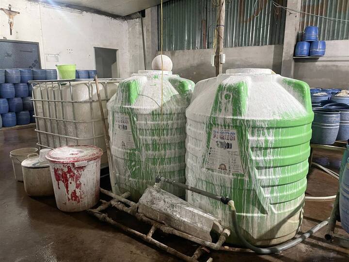 Triệt phá 2 cơ sở sản xuất, bán gần 350 tấn giá đỗ ngâm hóa chất ra thị trường- Ảnh 2. Triệt phá 2 cơ sở sản xuất, bán gần 350 tấn giá đỗ ngâm hóa chất ra thị trường- Ảnh 2.
