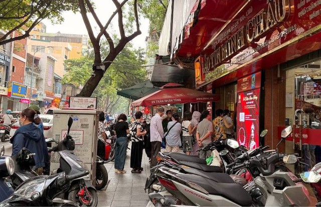 Cứ mua vàng xong là giá "tuột dốc", người phụ nữ ở Hà Nội vẫn kiên trì xếp hàng: “Có tiền thì mua thôi”- Ảnh 1. Cứ mua vàng xong là giá "tuột dốc", người phụ nữ ở Hà Nội vẫn kiên trì xếp hàng: “Có tiền thì mua thôi”- Ảnh 1.
