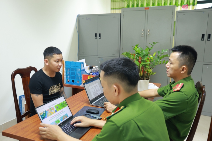 Nhóm đối tượng chiếm đoạt tài khoản facebook, nhắn tin "mượn tiền" sa lưới- Ảnh 1.
