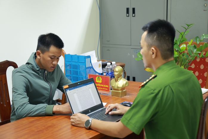 Nhóm đối tượng chiếm đoạt tài khoản facebook, nhắn tin "mượn tiền" sa lưới- Ảnh 2.
