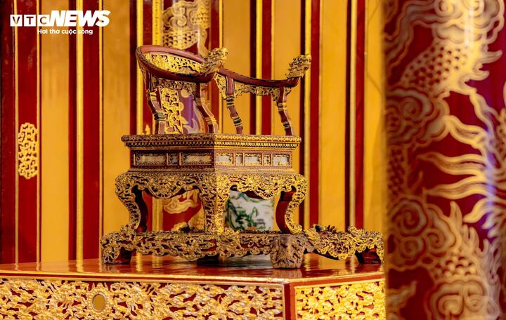 Ngai vua triều Nguyễn bị phá hoại khác với ảnh tư liệu: Chuyên gia lý giải- Ảnh 3. Ngai vua triều Nguyễn bị phá hoại khác với ảnh tư liệu: Chuyên gia lý giải- Ảnh 3.