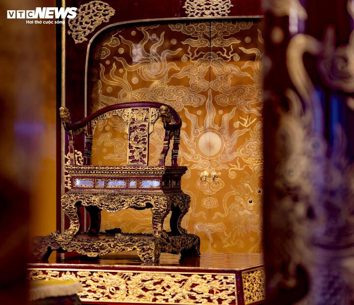 Ngai vua triều Nguyễn bị phá hoại khác với ảnh tư liệu: Chuyên gia lý giải- Ảnh 4. Ngai vua triều Nguyễn bị phá hoại khác với ảnh tư liệu: Chuyên gia lý giải- Ảnh 4.