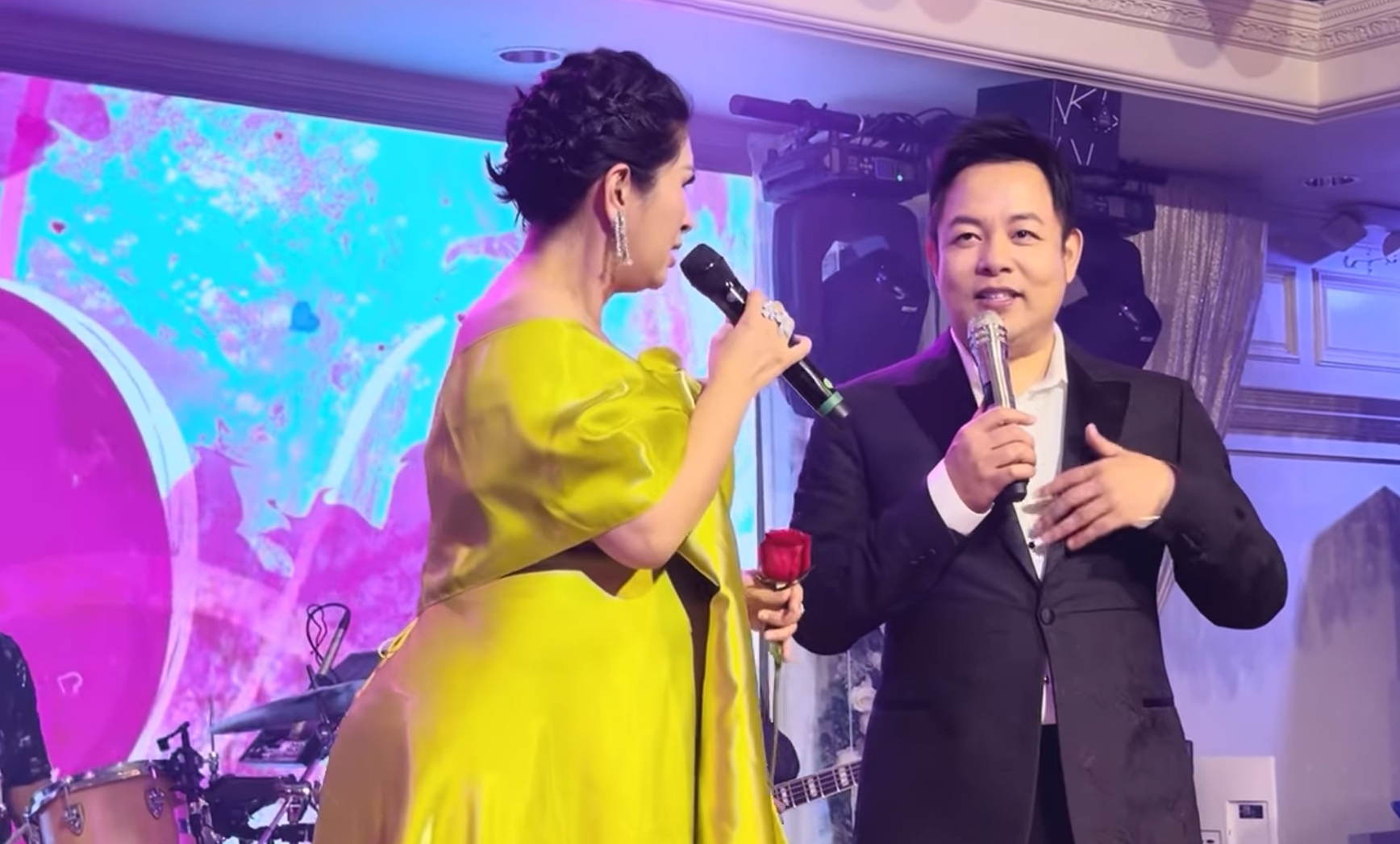 Ca sĩ Hồng Nhung 44 tuổi lộ bụng bầu gần đẻ tại Mỹ: "Tôi cũng chẳng biết"- Ảnh 1. Ca sĩ Hồng Nhung 44 tuổi lộ bụng bầu gần đẻ tại Mỹ: "Tôi cũng chẳng biết"- Ảnh 1.