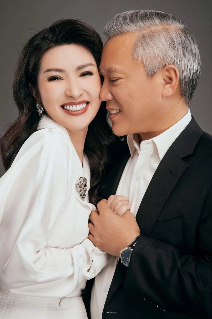 Ca sĩ Hồng Nhung 44 tuổi lộ bụng bầu gần đẻ tại Mỹ: "Tôi cũng chẳng biết"- Ảnh 2. Ca sĩ Hồng Nhung 44 tuổi lộ bụng bầu gần đẻ tại Mỹ: "Tôi cũng chẳng biết"- Ảnh 2.