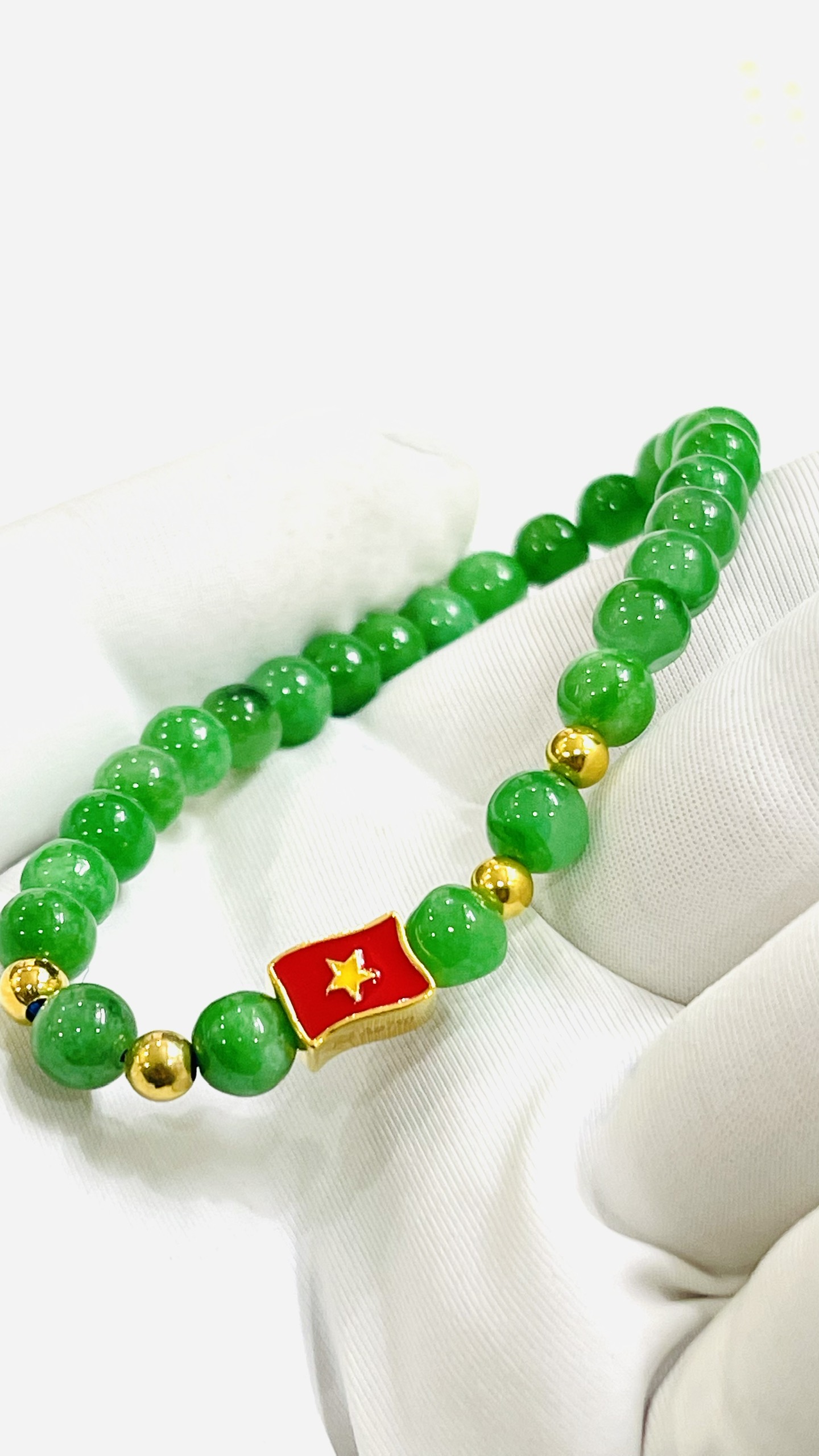 Người dân săn tìm Charm vàng 18k - Trang sức hình lá cờ Việt Nam dịp 2/9- Ảnh 1. Người dân săn tìm Charm vàng 18k - Trang sức hình lá cờ Việt Nam dịp 2/9- Ảnh 1.