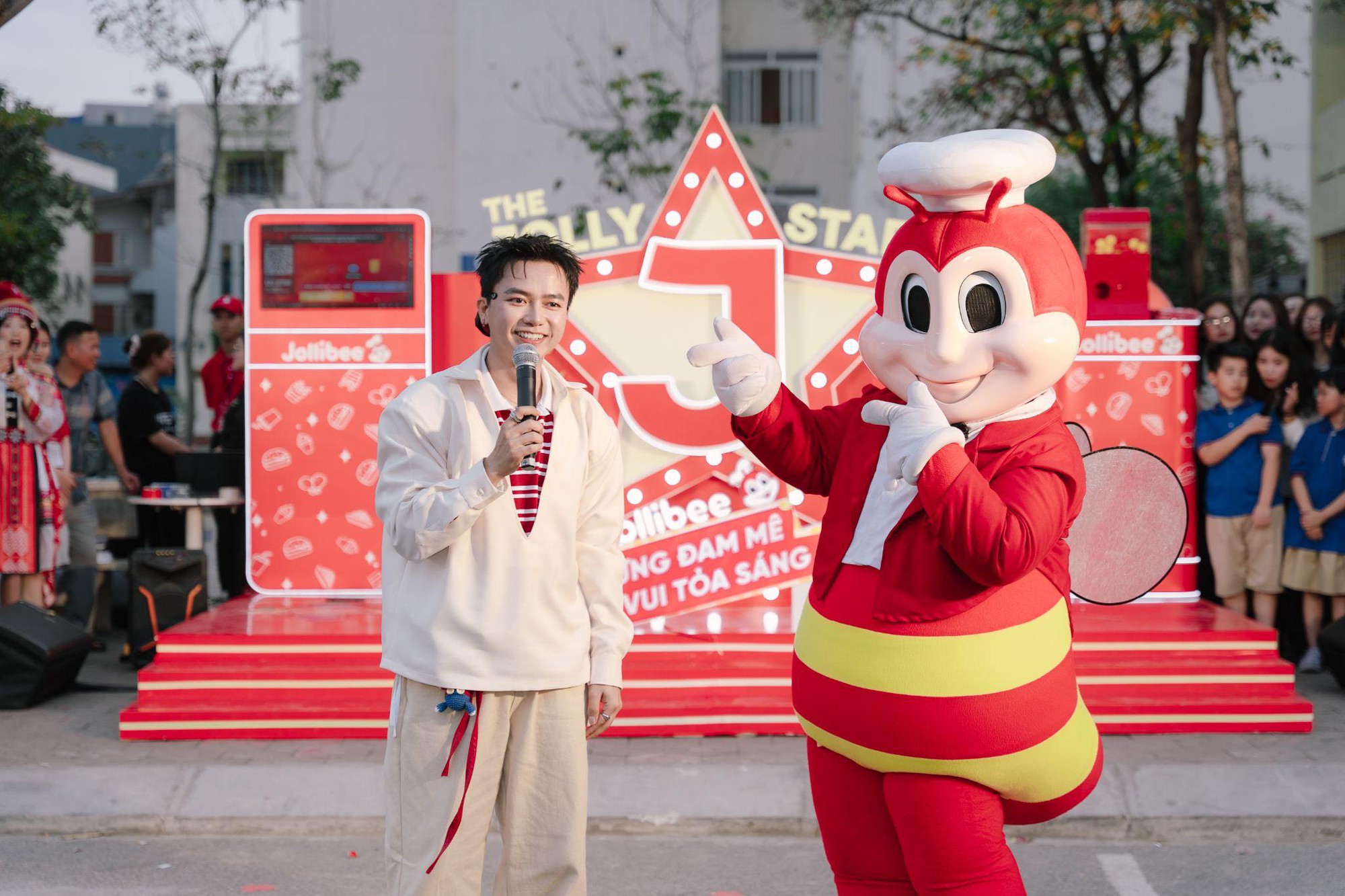 Chú Ong Jollibee kết nối GenZ qua sân chơi âm nhạc The Jolly Stars- Ảnh 1. Chú Ong Jollibee kết nối GenZ qua sân chơi âm nhạc The Jolly Stars- Ảnh 1.