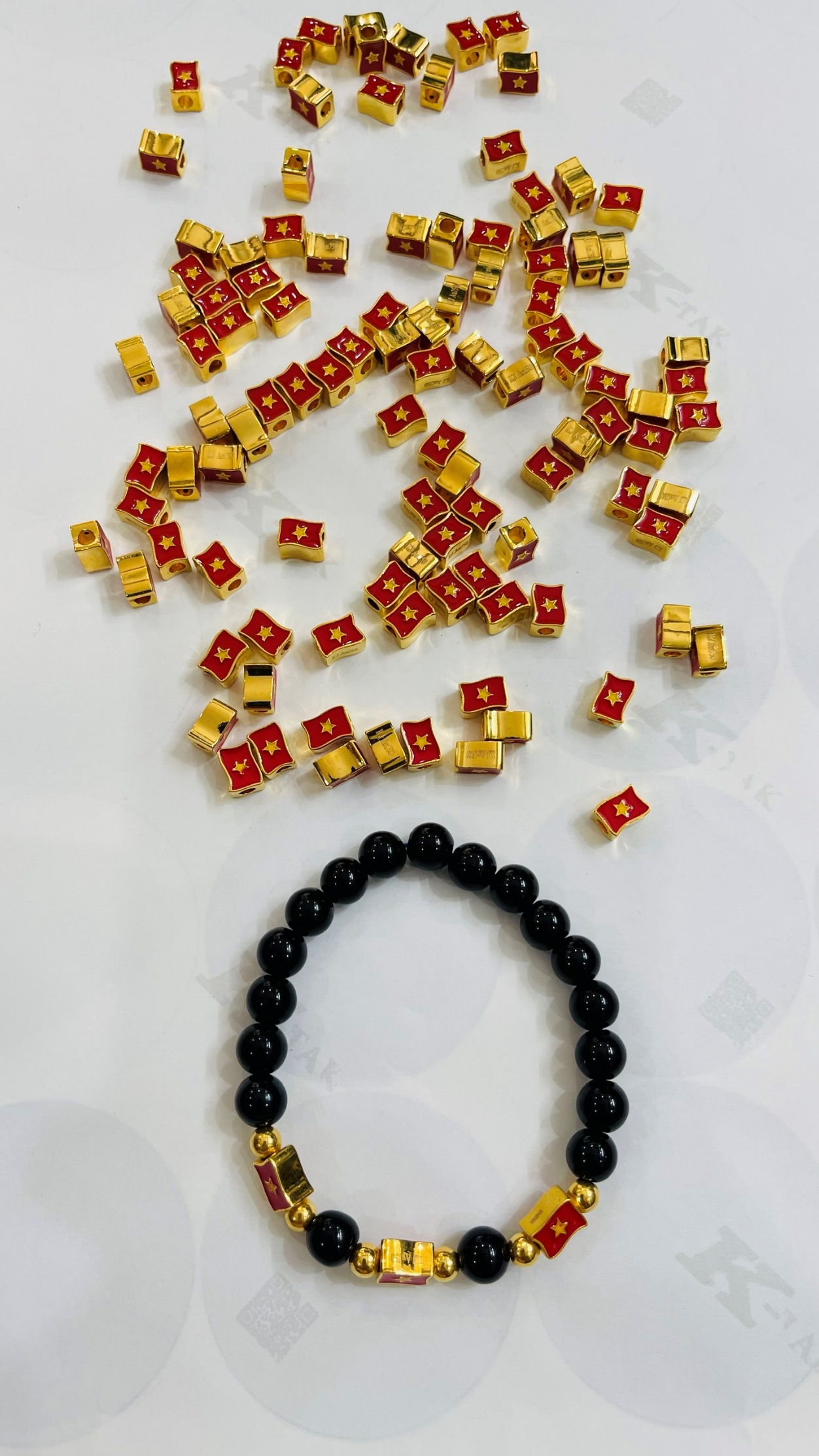 Người dân săn tìm Charm vàng 18k - Trang sức hình lá cờ Việt Nam dịp 2/9- Ảnh 2. Người dân săn tìm Charm vàng 18k - Trang sức hình lá cờ Việt Nam dịp 2/9- Ảnh 2.