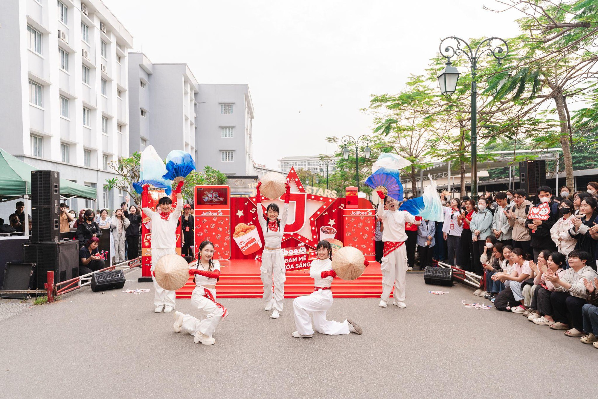 Chú Ong Jollibee kết nối GenZ qua sân chơi âm nhạc The Jolly Stars- Ảnh 3. Chú Ong Jollibee kết nối GenZ qua sân chơi âm nhạc The Jolly Stars- Ảnh 3.