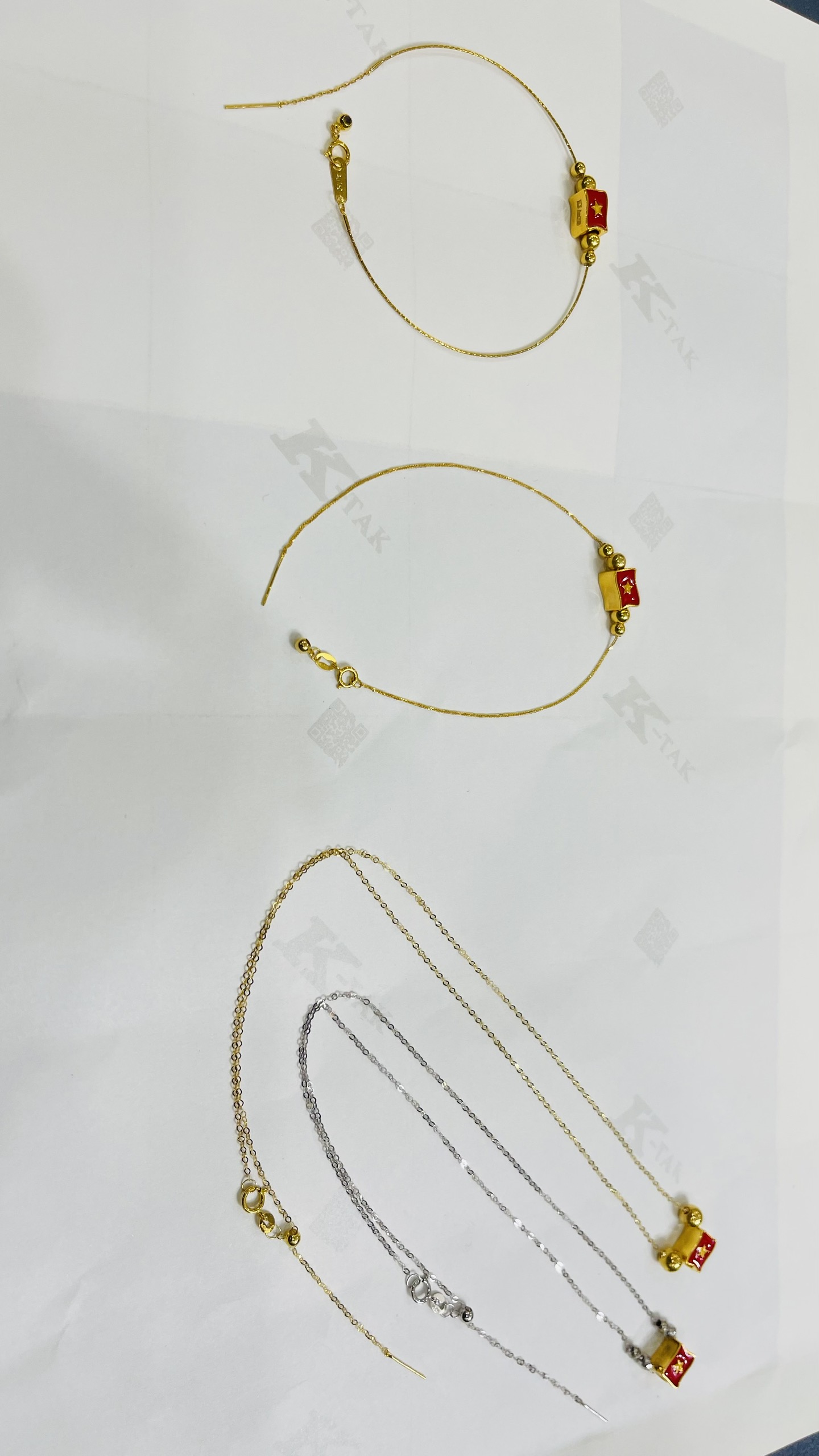 Người dân săn tìm Charm vàng 18k - Trang sức hình lá cờ Việt Nam dịp 2/9- Ảnh 3. Người dân săn tìm Charm vàng 18k - Trang sức hình lá cờ Việt Nam dịp 2/9- Ảnh 3.