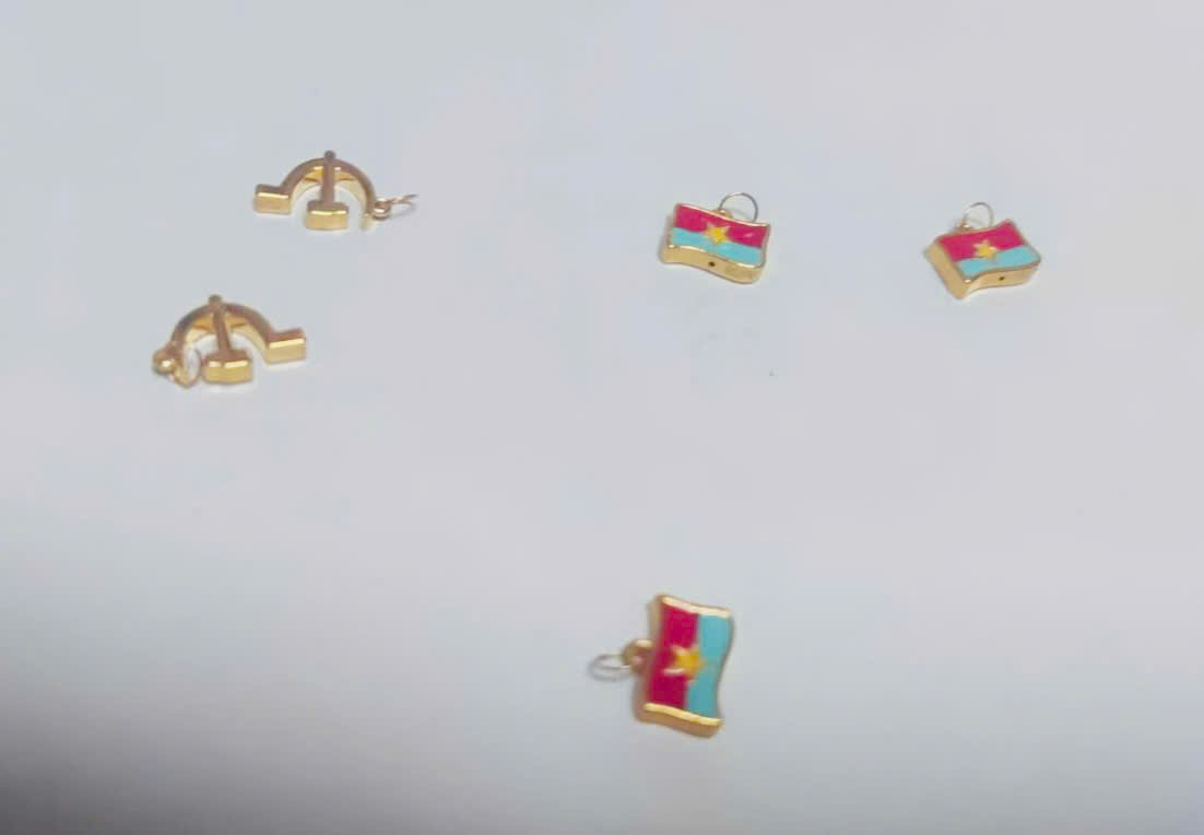 Người dân săn tìm Charm vàng 18k - Trang sức hình lá cờ Việt Nam dịp 2/9- Ảnh 4. Người dân săn tìm Charm vàng 18k - Trang sức hình lá cờ Việt Nam dịp 2/9- Ảnh 4.