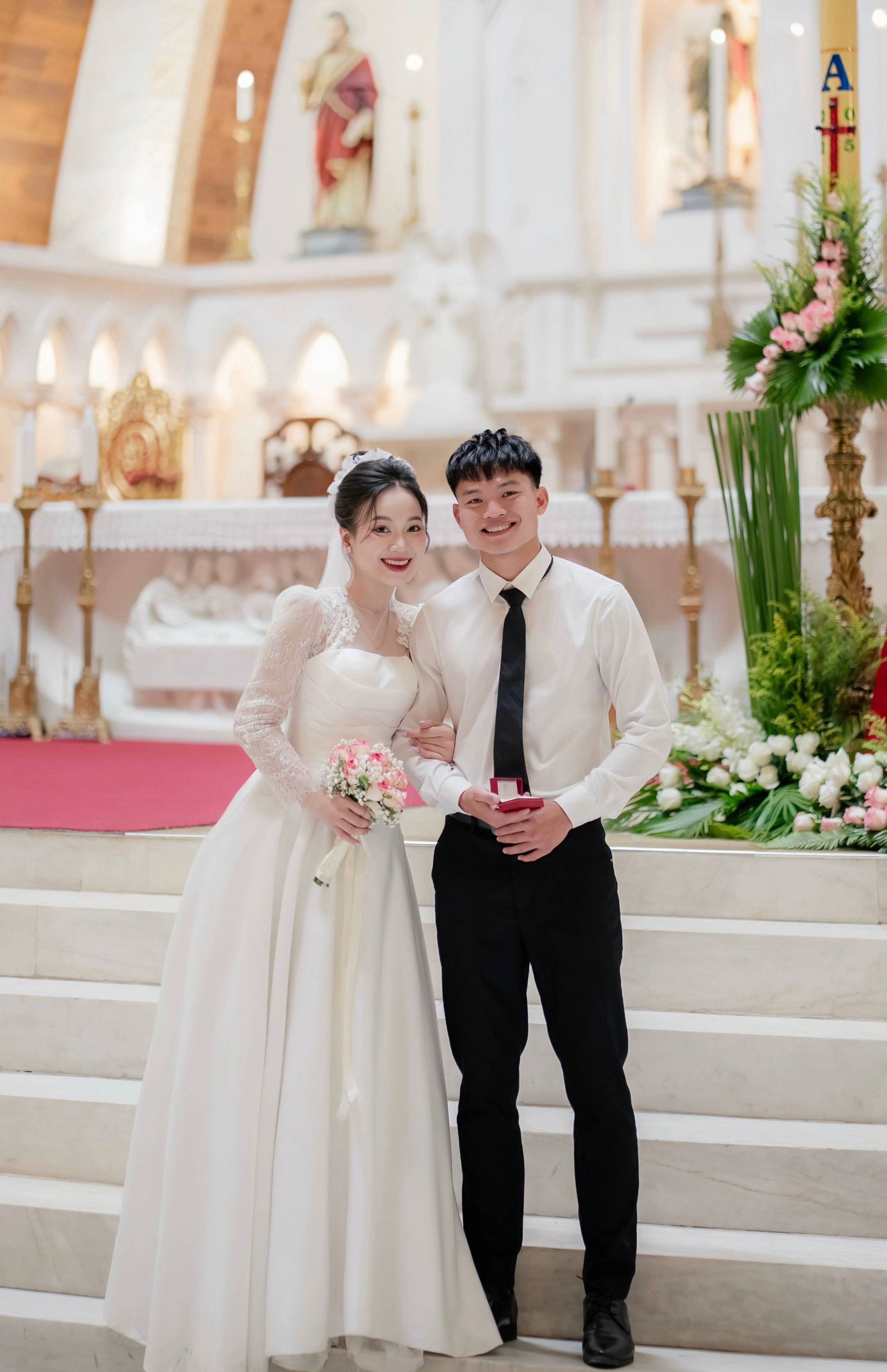 Ảnh hiếm vợ Hồ Văn Cường vàng đeo trĩu cổ lộ diện trong đám cưới ở quê, nhan sắc qua cam thường gây chú ý- Ảnh 3. Ảnh hiếm vợ Hồ Văn Cường vàng đeo trĩu cổ lộ diện trong đám cưới ở quê, nhan sắc qua cam thường gây chú ý- Ảnh 3.