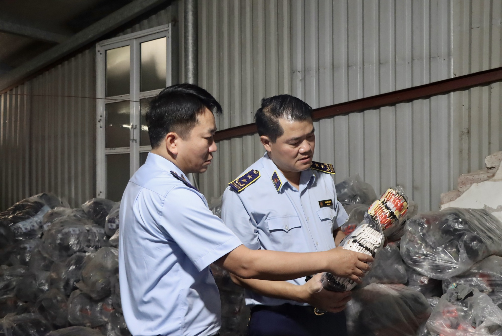Bất ngờ kiểm tra ở La Phù, phát hiện 10.000 đôi tất giả thương hiệu nổi tiếng- Ảnh 2. Bất ngờ kiểm tra ở La Phù, phát hiện 10.000 đôi tất giả thương hiệu nổi tiếng- Ảnh 2.