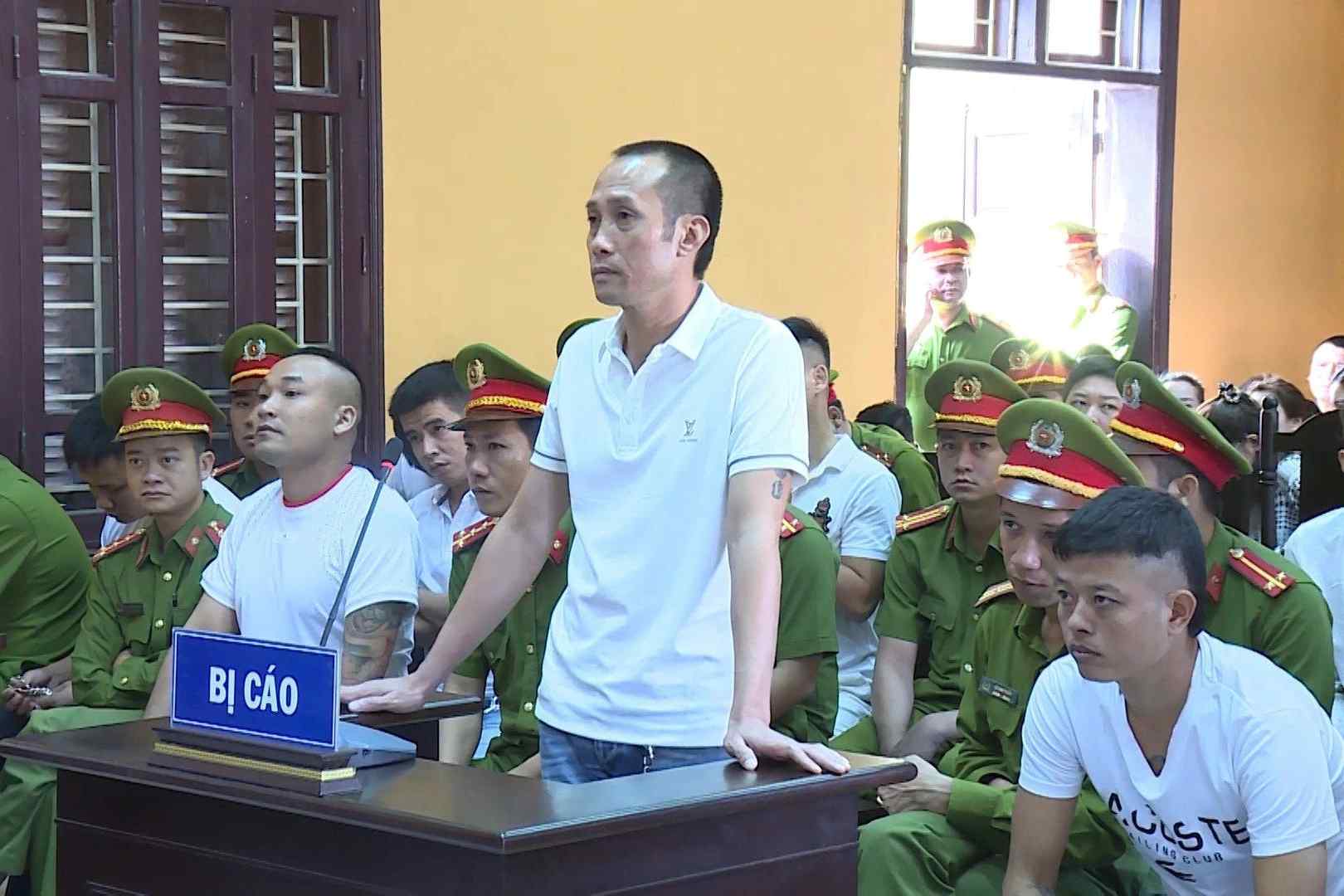Trùm giang hồ Thanh Hóa vừa bị hàng chục công an khám nhà là ai?- Ảnh 2. Trùm giang hồ Thanh Hóa vừa bị hàng chục công an khám nhà là ai?- Ảnh 2.