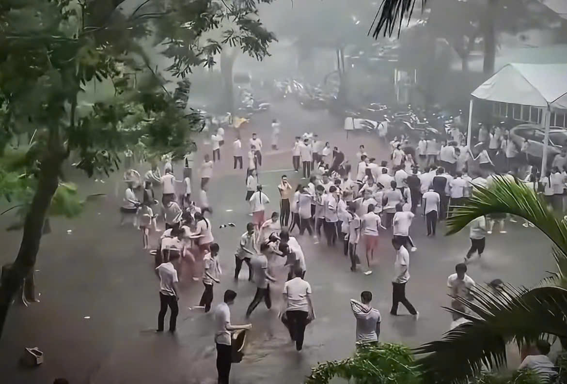 Muốn quay về quá khứ quá: Khung cảnh sân trường dưới cơn mưa lớn, thanh xuân đẹp nhất là lúc này!- Ảnh 1.