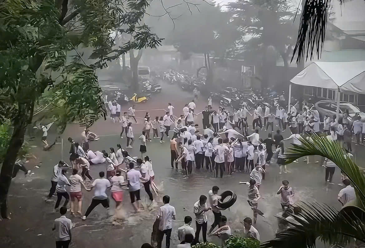 Muốn quay về quá khứ quá: Khung cảnh sân trường dưới cơn mưa lớn, thanh xuân đẹp nhất là lúc này!- Ảnh 2.