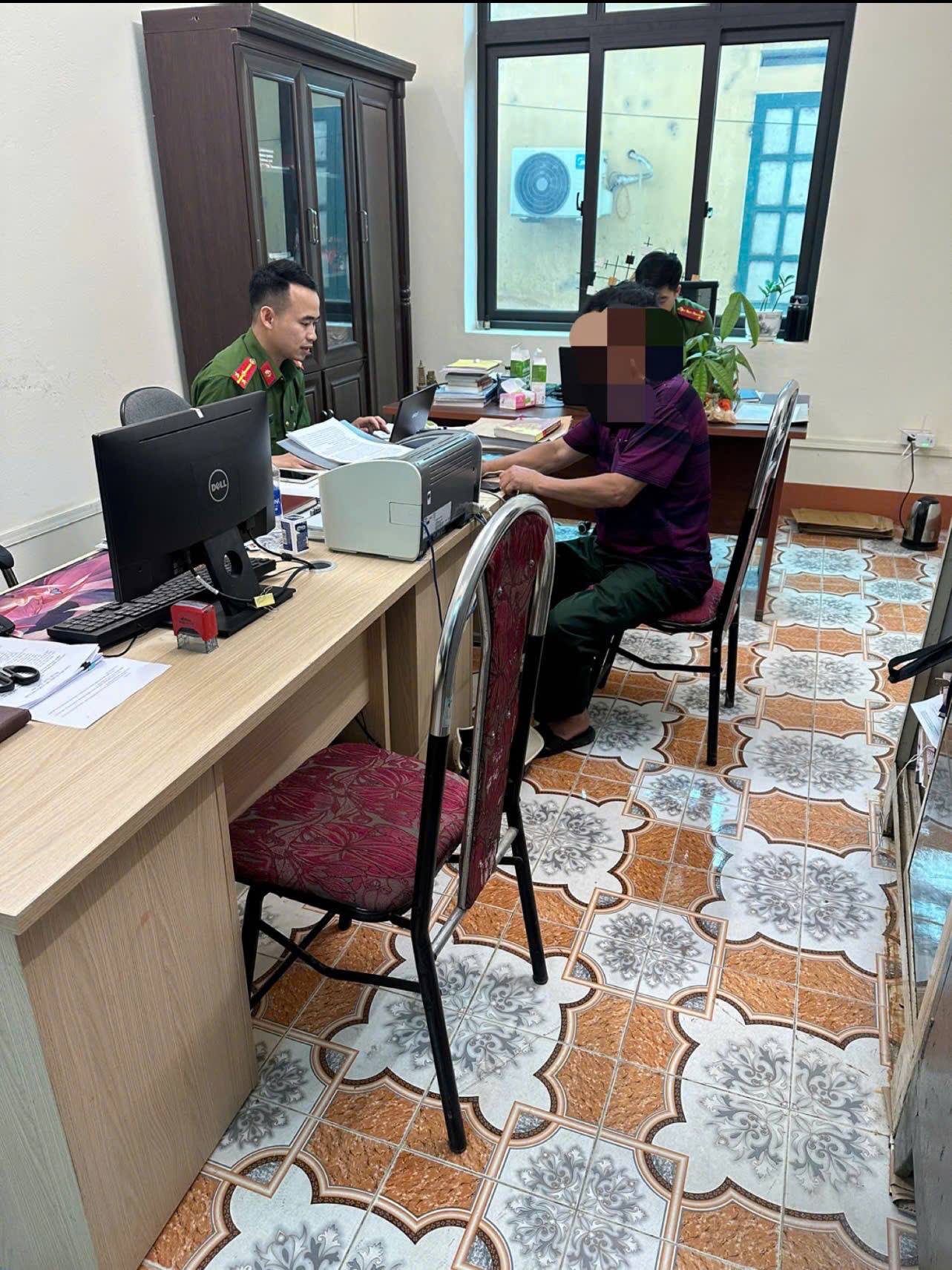 Người đàn ông 63 tuổi mang sổ đỏ đi vay 60 triệu đồng để chuyển khoản "chốt đơn", công an lập tức mời về làm việc- Ảnh 1.