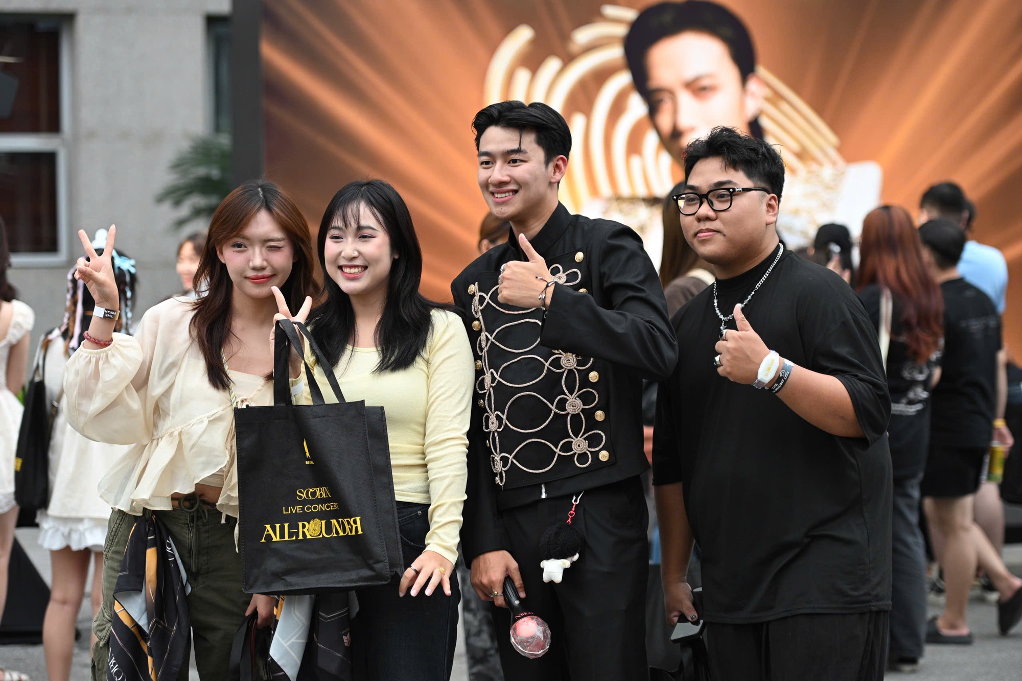 SOOBIN cho biết thế nào là toàn năng: Chơi nhạc cụ, đu dây, nhảy vinahouse đều "bung xoã" trong concert đầu tiên của sự nghiệp!- Ảnh 13. SOOBIN cho biết thế nào là toàn năng: Chơi nhạc cụ, đu dây, nhảy vinahouse đều "bung xoã" trong concert đầu tiên của sự nghiệp!- Ảnh 13.