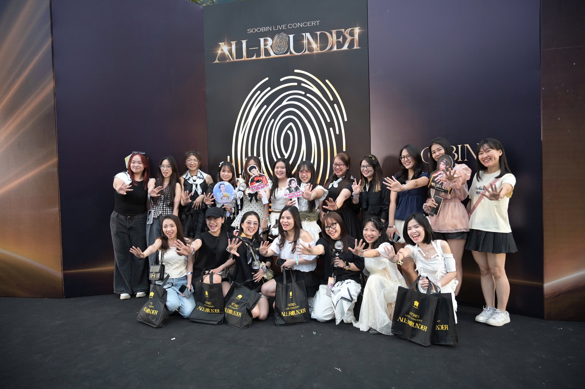 SOOBIN cho biết thế nào là toàn năng: Chơi nhạc cụ, đu dây, nhảy vinahouse đều "bung xoã" trong concert đầu tiên của sự nghiệp!- Ảnh 18. SOOBIN cho biết thế nào là toàn năng: Chơi nhạc cụ, đu dây, nhảy vinahouse đều "bung xoã" trong concert đầu tiên của sự nghiệp!- Ảnh 18.