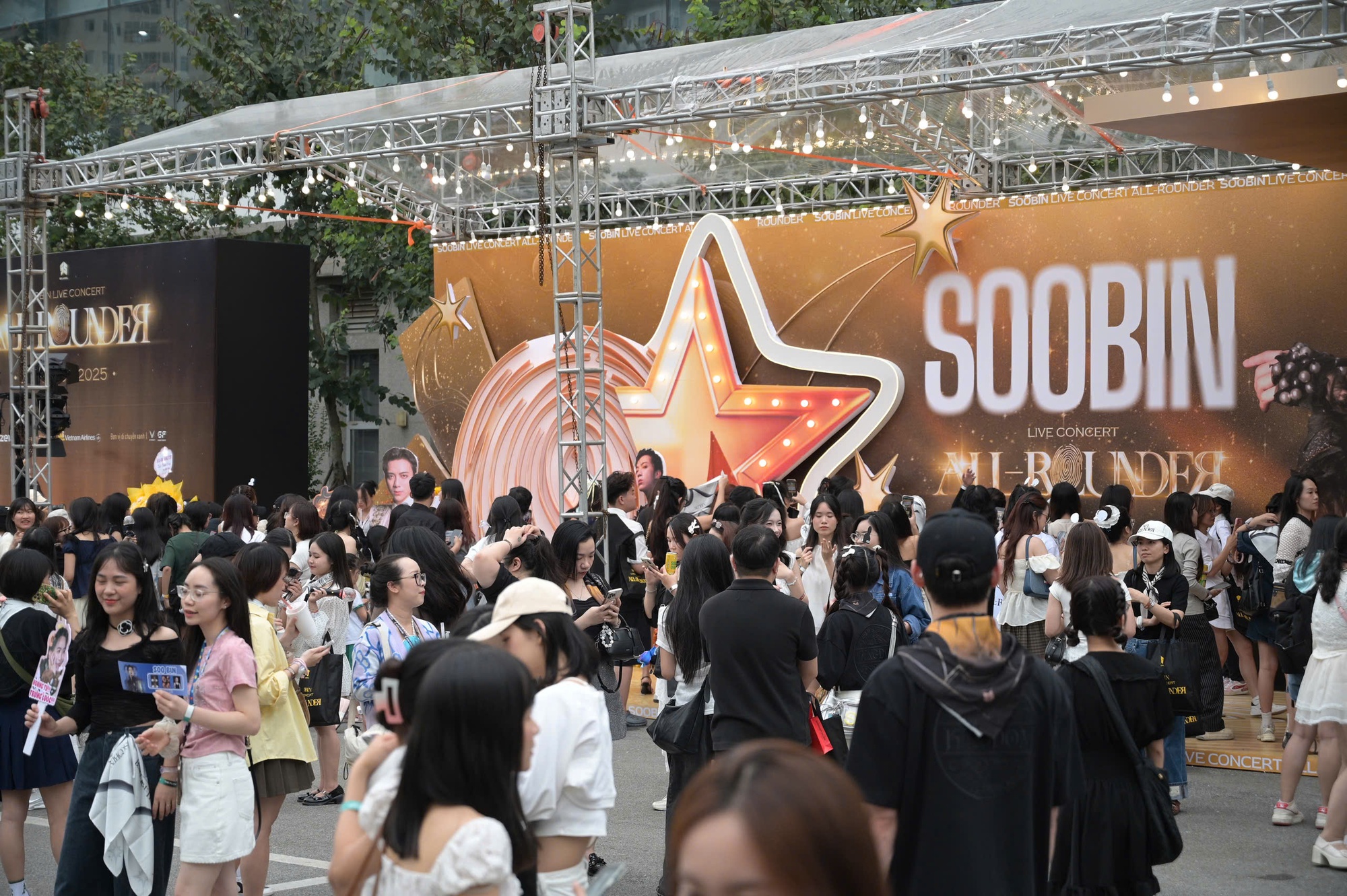 SOOBIN cho biết thế nào là toàn năng: Chơi nhạc cụ, đu dây, nhảy vinahouse đều "bung xoã" trong concert đầu tiên của sự nghiệp!- Ảnh 11. SOOBIN cho biết thế nào là toàn năng: Chơi nhạc cụ, đu dây, nhảy vinahouse đều "bung xoã" trong concert đầu tiên của sự nghiệp!- Ảnh 11.
