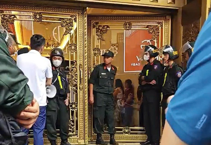 VIDEO: Nhà trùm giang hồ xứ Thanh - Tuấn "thần đèn" bị công an khám xét- Ảnh 1. VIDEO: Nhà trùm giang hồ xứ Thanh - Tuấn "thần đèn" bị công an khám xét- Ảnh 1.