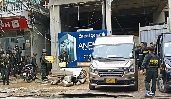 VIDEO: Nhà trùm giang hồ xứ Thanh - Tuấn "thần đèn" bị công an khám xét- Ảnh 4. VIDEO: Nhà trùm giang hồ xứ Thanh - Tuấn "thần đèn" bị công an khám xét- Ảnh 4.
