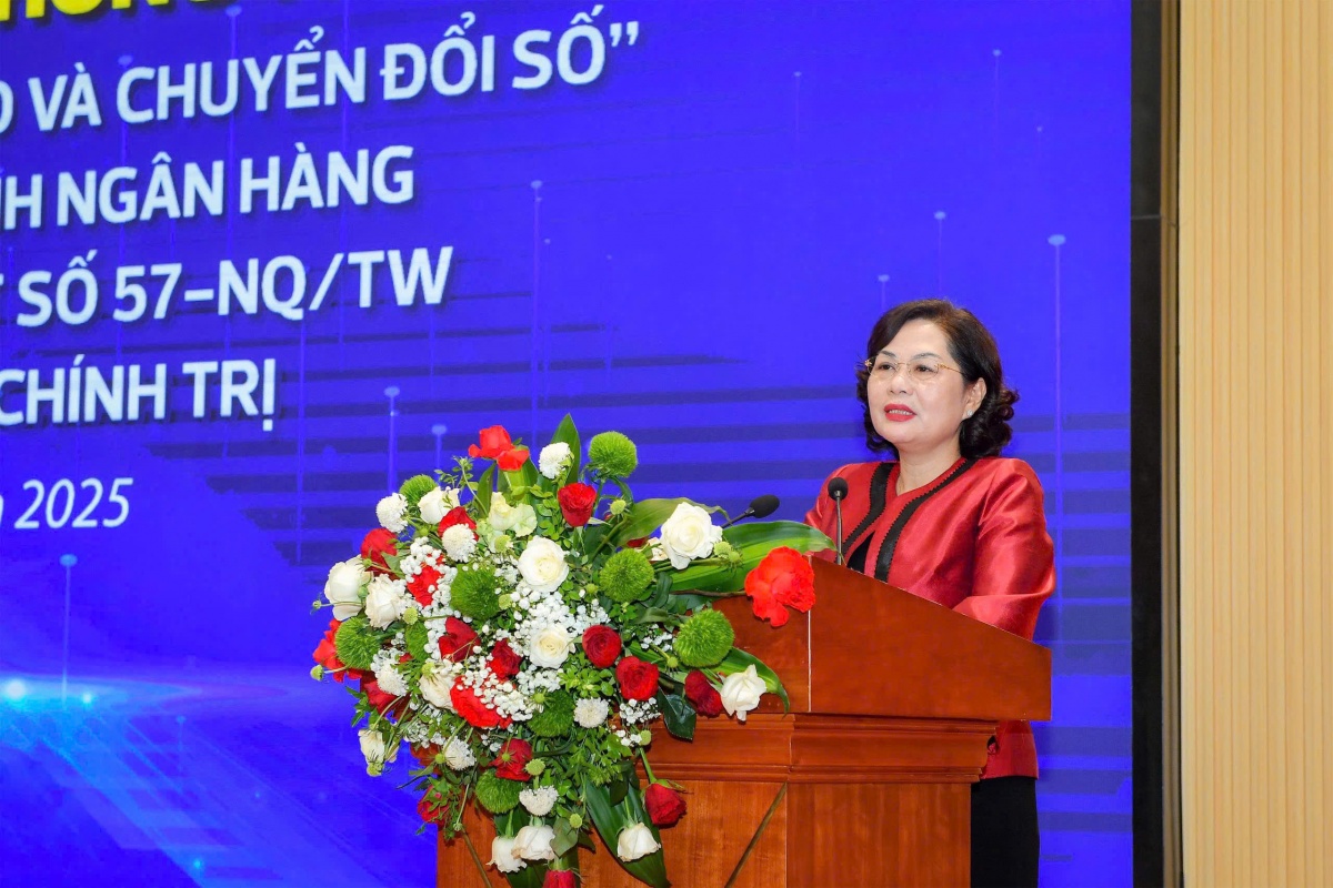 Thống đốc chia sẻ cách tự học về chuyển đổi số: 'Tôi thấy bất kỳ cuốn sách nào về chủ đề này là mua, dù tiếng Việt, tiếng Anh hay sách nói, không đọc thì nghe'- Ảnh 1. Thống đốc chia sẻ cách tự học về chuyển đổi số: 'Tôi thấy bất kỳ cuốn sách nào về chủ đề này là mua, dù tiếng Việt, tiếng Anh hay sách nói, không đọc thì nghe'- Ảnh 1.