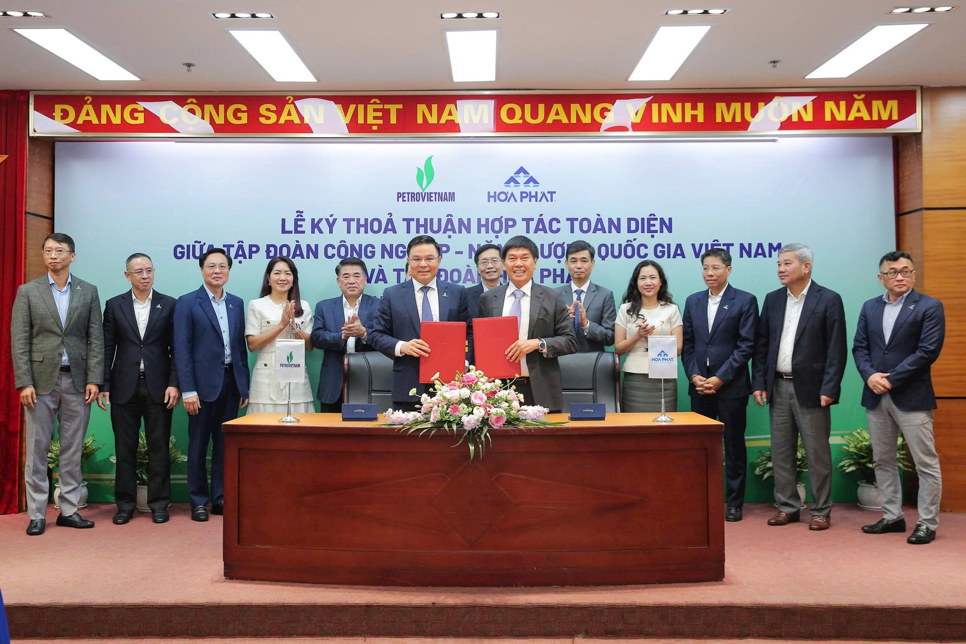Tỷ phú Trần Đình Long bắt tay cùng Tập đoàn lớn nhất Việt Nam- Ảnh 1. Tỷ phú Trần Đình Long bắt tay cùng Tập đoàn lớn nhất Việt Nam- Ảnh 1.