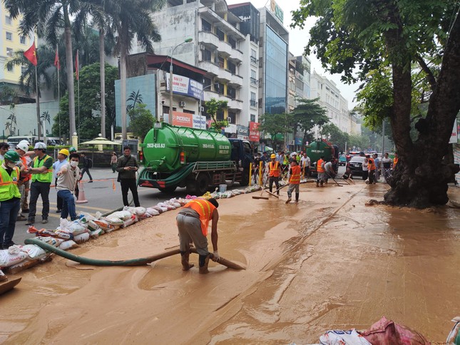 Bùn lỏng lại trào lên từ khu vực đào hầm dự án metro Nhổn - ga Hà Nội- Ảnh 1. Bùn lỏng lại trào lên từ khu vực đào hầm dự án metro Nhổn - ga Hà Nội- Ảnh 1.