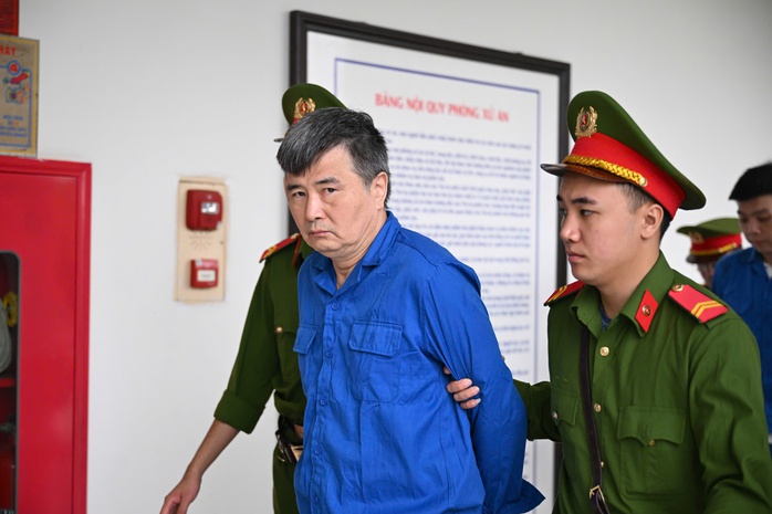 Cựu vụ phó Nguyễn Lộc An khai việc nữ đại gia xòe sổ đỏ "thích quyển nào thì chọn"- Ảnh 1. Cựu vụ phó Nguyễn Lộc An khai việc nữ đại gia xòe sổ đỏ "thích quyển nào thì chọn"- Ảnh 1.