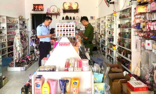 Cận cảnh thu giữ hơn 2.000 lọ mỹ phẩm không rõ nguồn gốc xuất xứ của chủ shop sinh năm 1994 ở Cà Mau: Nhiều thương hiệu quen thuộc!- Ảnh 1. Cận cảnh thu giữ hơn 2.000 lọ mỹ phẩm không rõ nguồn gốc xuất xứ của chủ shop sinh năm 1994 ở Cà Mau: Nhiều thương hiệu quen thuộc!- Ảnh 1.